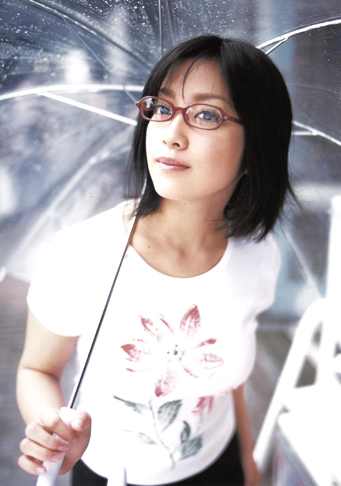 komukai minako, highres, photo (medium), tagme, glasses, shirt, t-shirt, transparent umbrella, umbrella