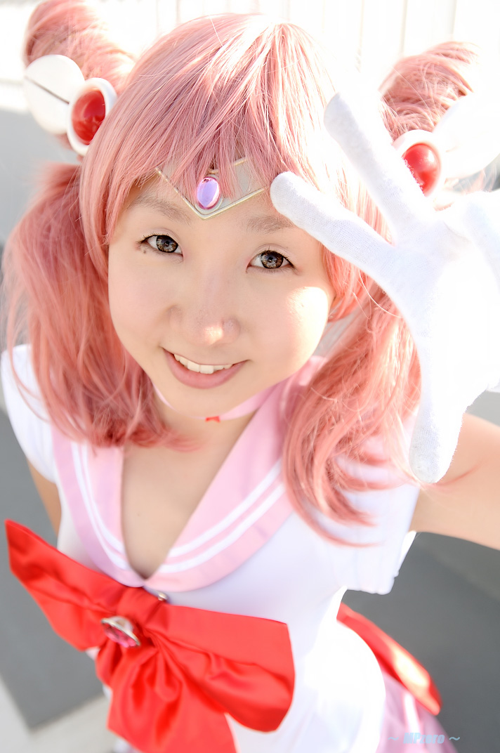 miasa, chibi usa, sailor chibi moon, bishoujo senshi sailor moon, photo (medium), 1girl, asian, brown eyes, cosplay, female focus, gloves, looking at viewer, mole, mole under eye, outdoors, pink hair, sailor, sailor chibi moon (cosplay), school uniform, serafuku, solo, twintails, v, white gloves