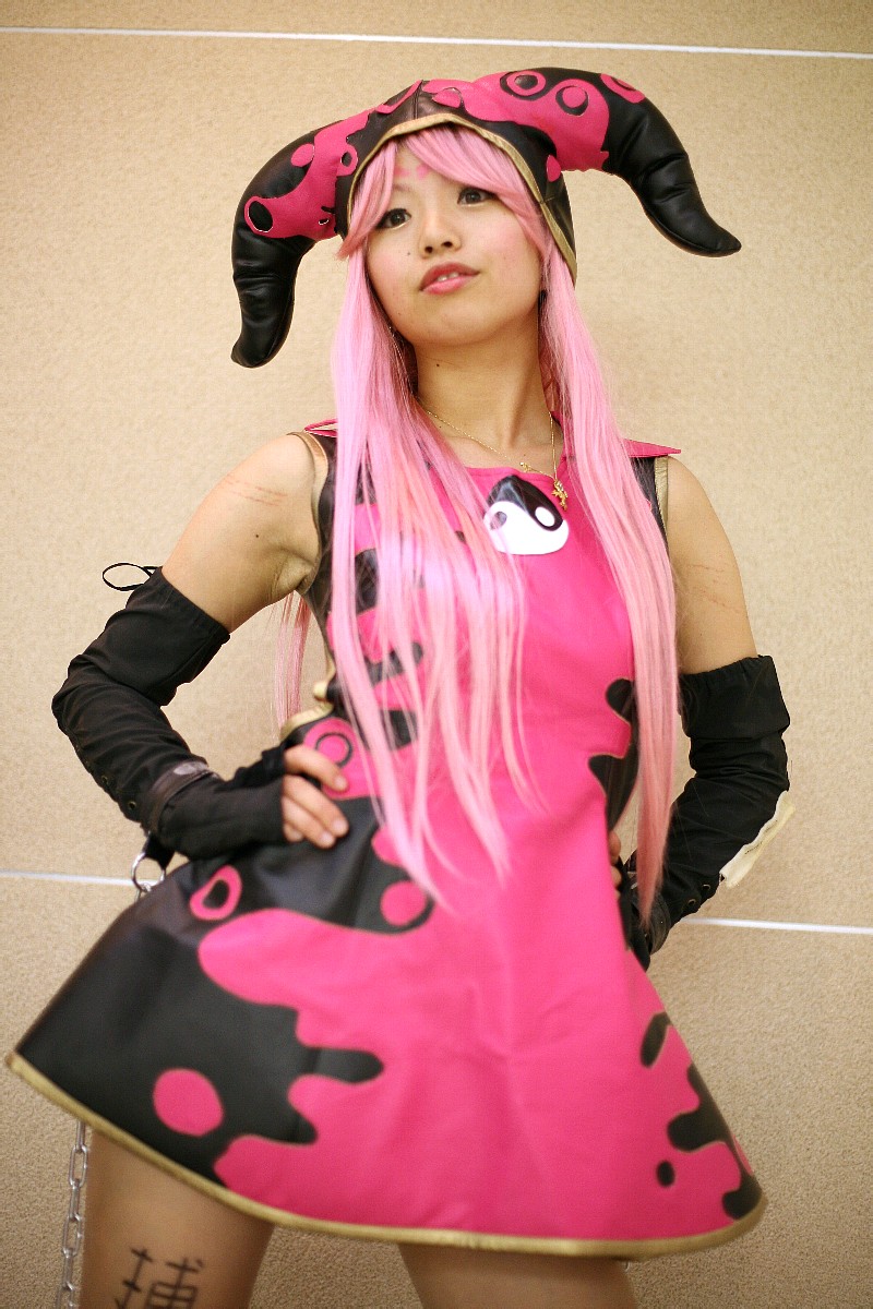 zakuro (model), character request, highres, photo (medium), source request, ball & chain, cosplay, elbow gloves, fingerless gloves, gloves, horns, laces, pink hair