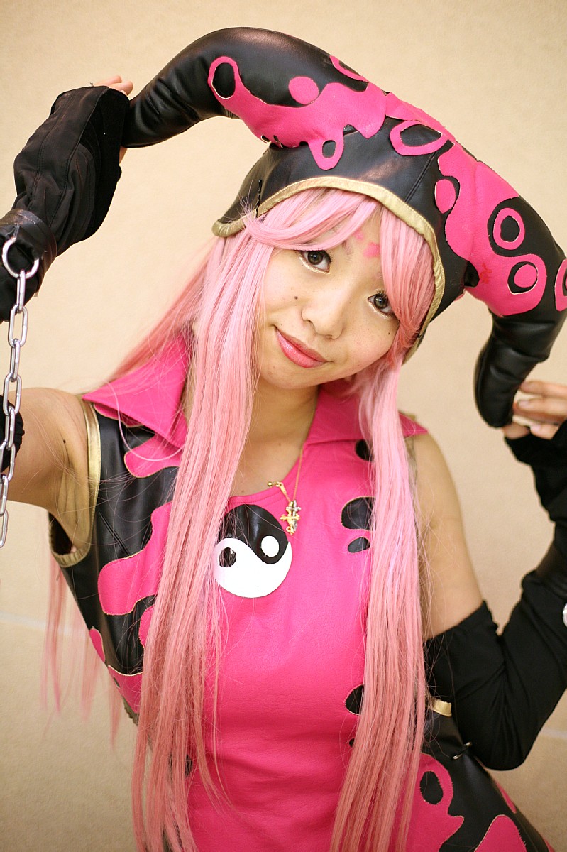 zakuro (model), character request, highres, photo (medium), source request, ball & chain, cosplay, elbow gloves, fingerless gloves, gloves, horns, laces, pink hair