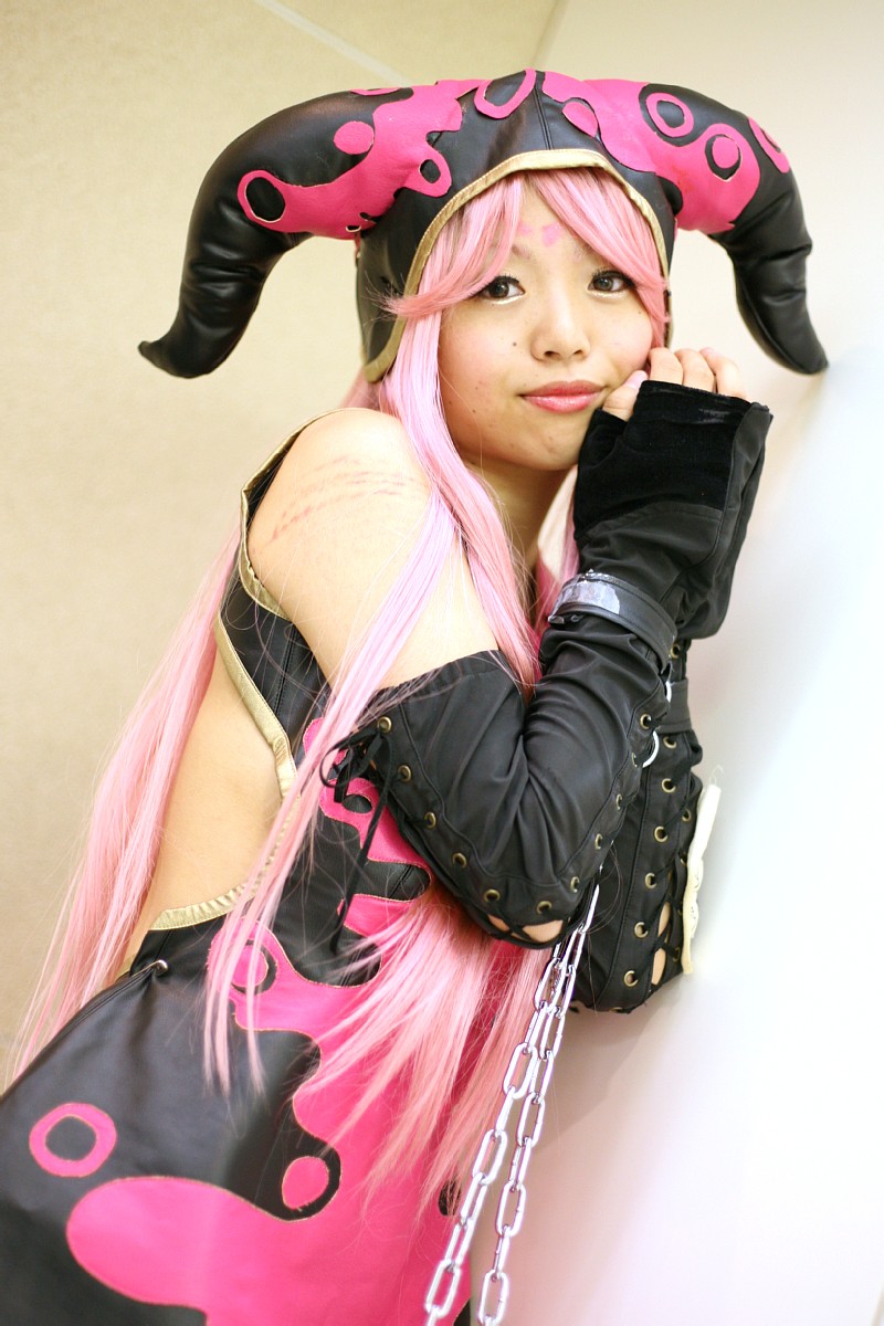 zakuro (model), character request, highres, photo (medium), source request, ball & chain, cosplay, elbow gloves, fingerless gloves, gloves, horns, laces, pink hair
