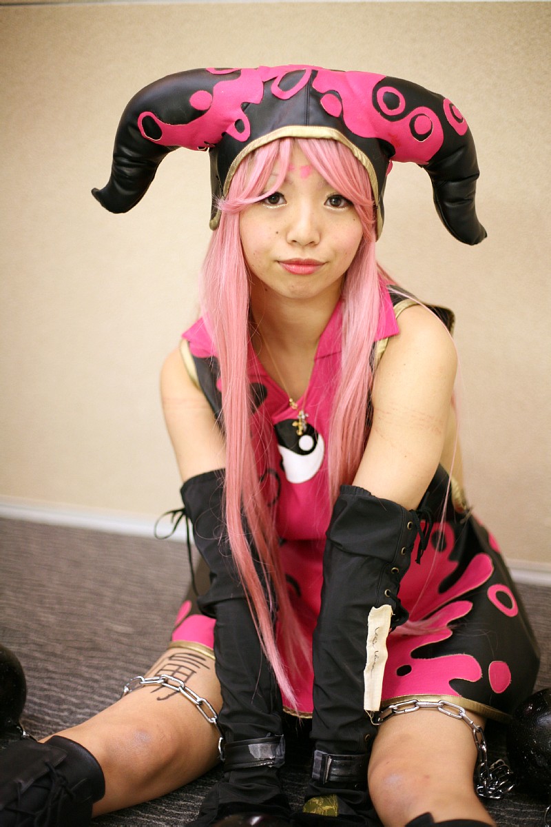 zakuro (model), character request, highres, photo (medium), source request, ball & chain, boots, cosplay, elbow gloves, fingerless gloves, gloves, horns, laces, pink hair
