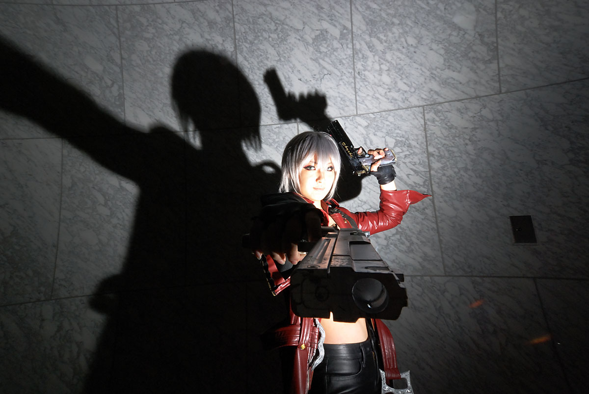 reizi, dante, capcom, devil may cry (series), silver hair, photo (medium), coat, cosplay, gun, leather, leather pants, overcoat, pants, weapon