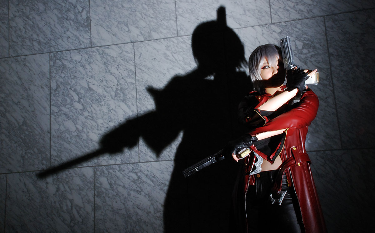 reizi, dante, capcom, devil may cry (series), silver hair, photo (medium), boots, coat, cosplay, gun, leather, leather pants, overcoat, pants, weapon