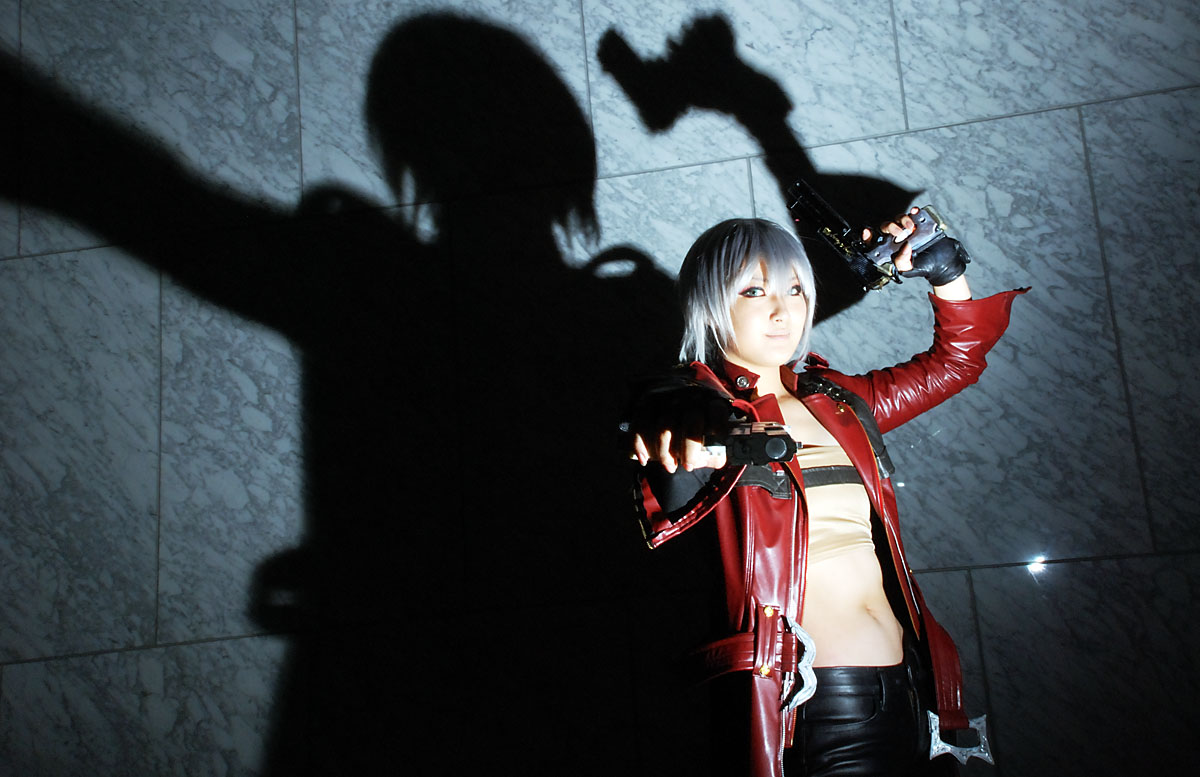 reizi, dante, capcom, devil may cry (series), silver hair, photo (medium), coat, cosplay, gun, leather, leather pants, overcoat, pants, weapon