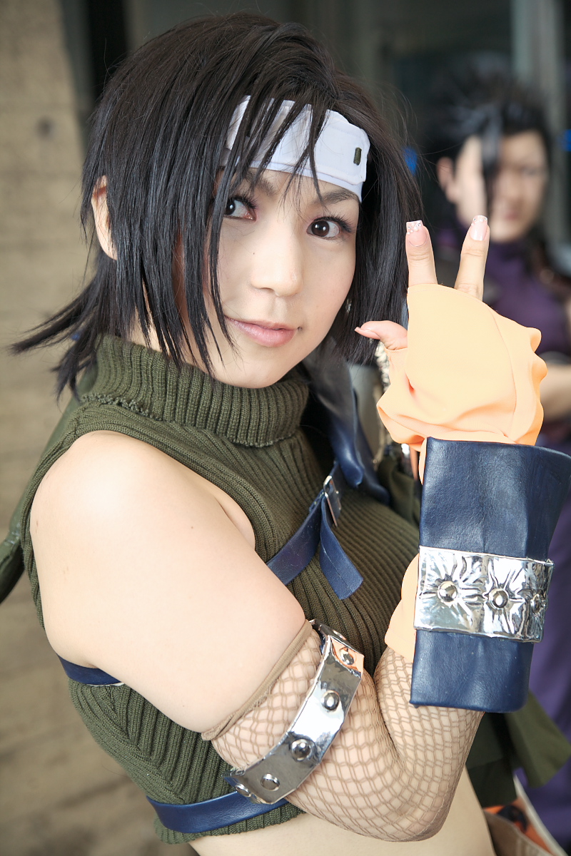 kozuki ai, yuffie kisaragi, final fantasy, final fantasy vii, highres, photo (medium), armor, cosplay, fingerless gloves, gloves, headband, loose socks, midriff, shorts, socks