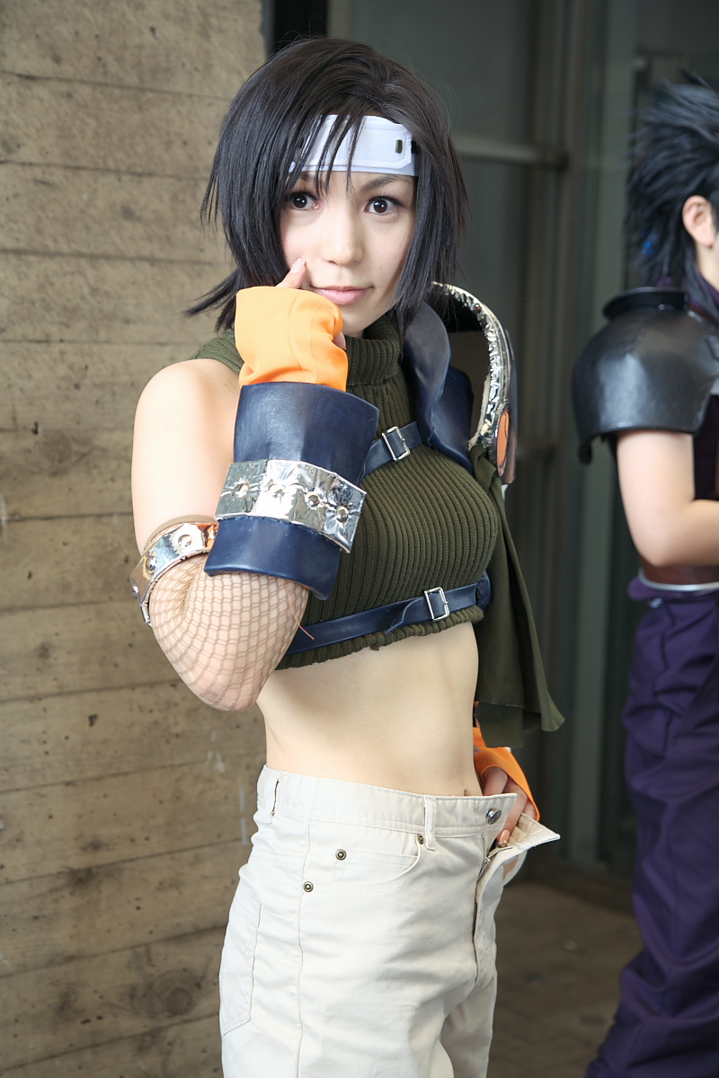 kozuki ai, yuffie kisaragi, final fantasy, final fantasy vii, highres, photo (medium), armor, cosplay, fingerless gloves, gloves, headband, loose socks, midriff, shorts, socks