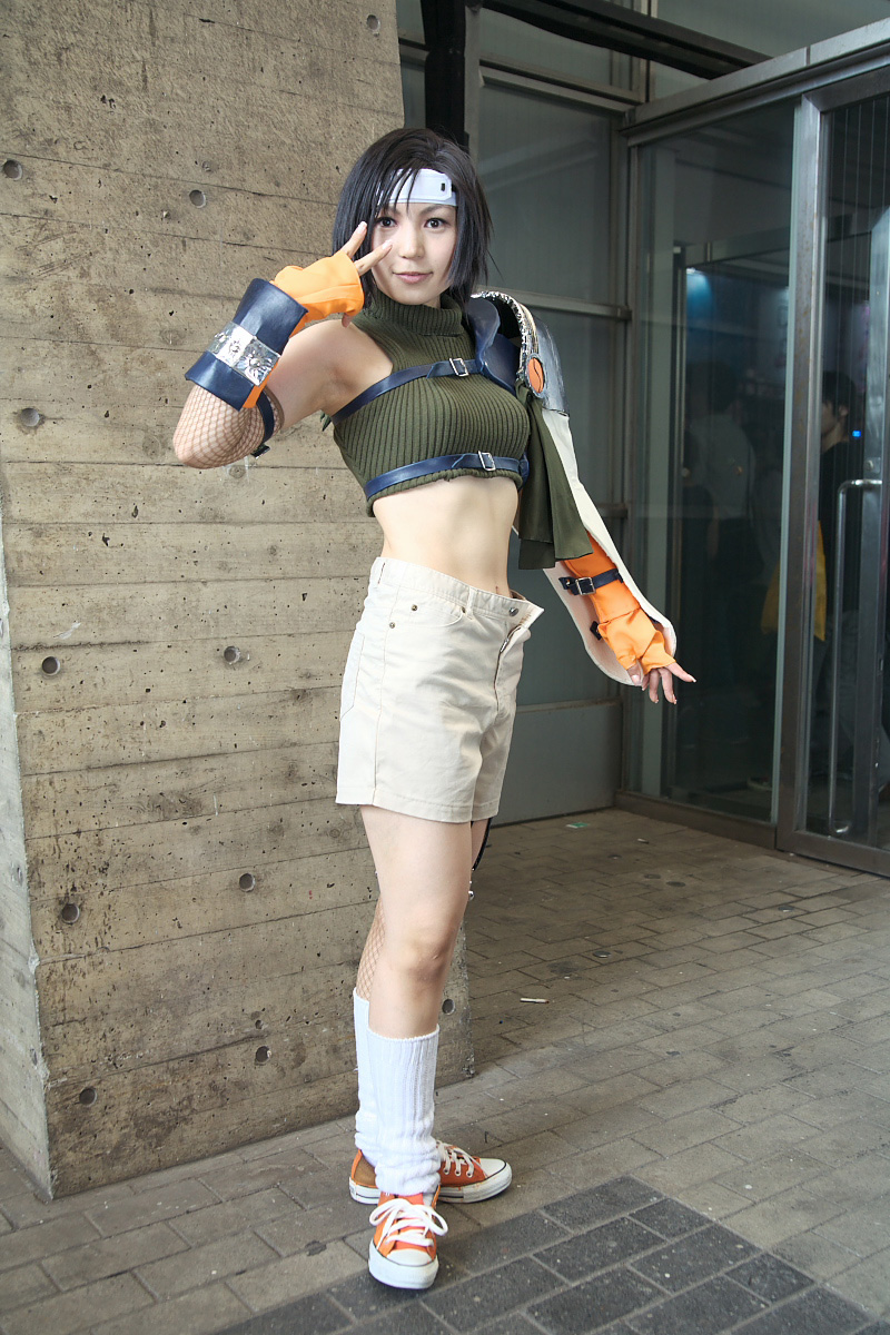 kozuki ai, yuffie kisaragi, final fantasy, final fantasy vii, highres, photo (medium), armor, armpits, cosplay, fingerless gloves, gloves, headband, loose socks, midriff, navel, shorts, socks