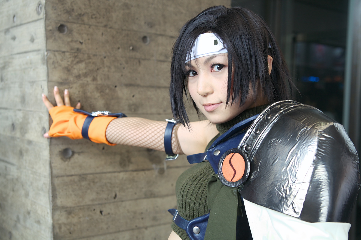 kozuki ai, yuffie kisaragi, final fantasy, final fantasy vii, photo (medium), armor, cosplay, fingerless gloves, gloves, headband, midriff