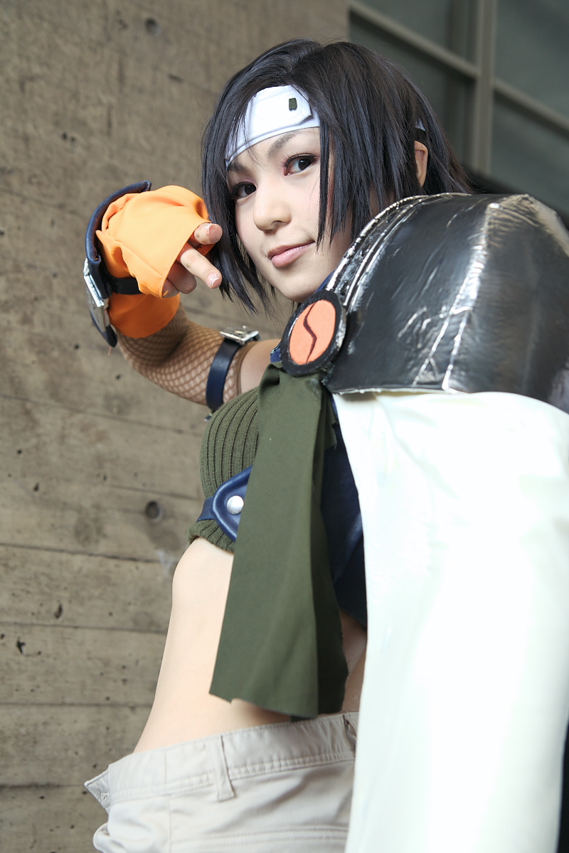 kozuki ai, yuffie kisaragi, final fantasy, final fantasy vii, highres, photo (medium), armor, cosplay, fingerless gloves, gloves, headband, midriff, shorts