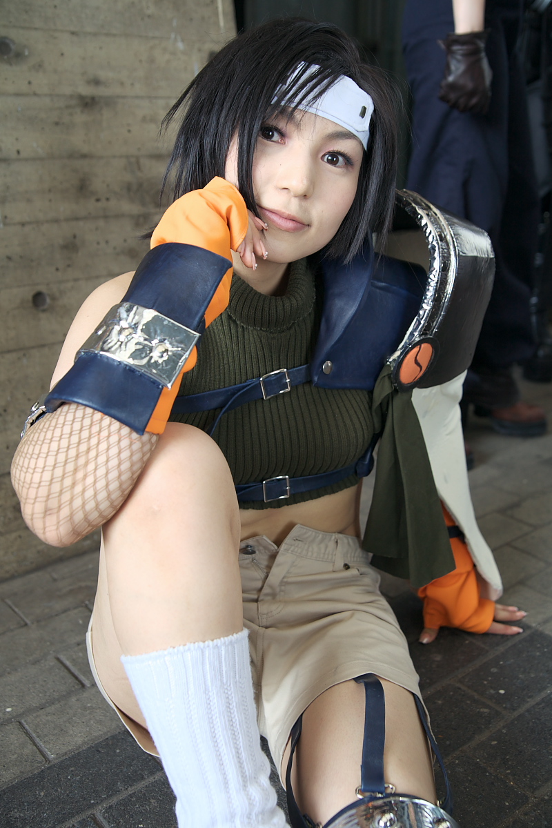 kozuki ai, yuffie kisaragi, final fantasy, final fantasy vii, highres, photo (medium), armor, cosplay, fingerless gloves, gloves, headband, loose socks, midriff, shorts, socks