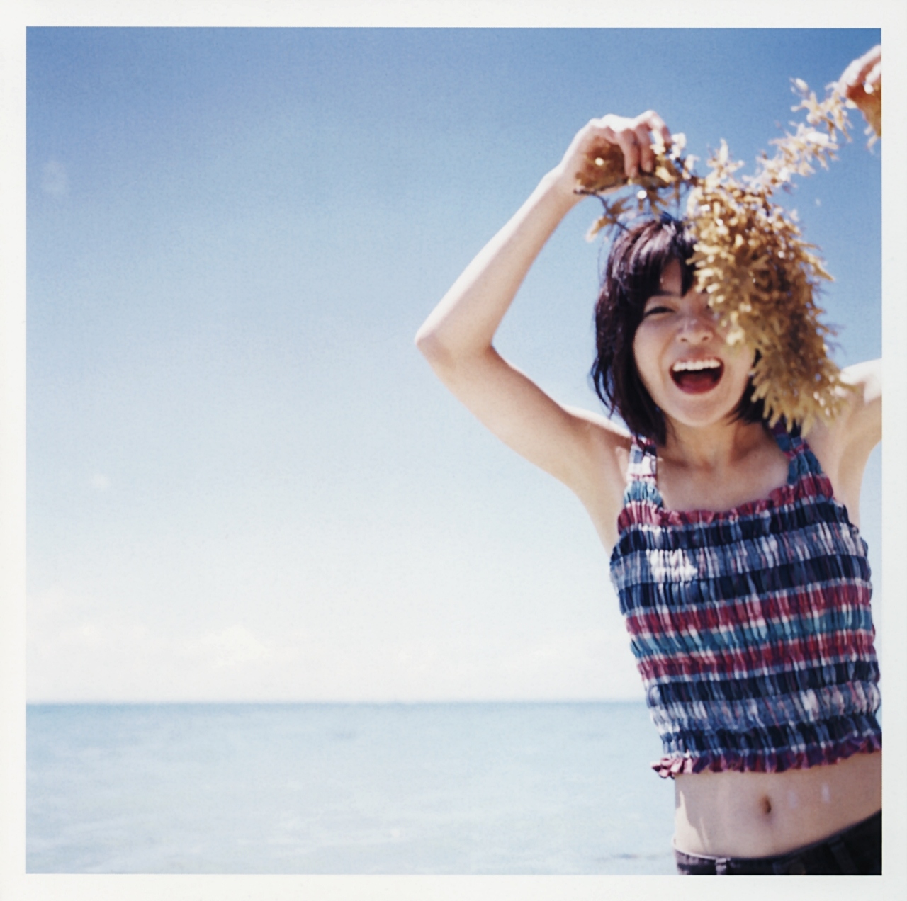 ueno juri, a piacere, highres, photo (medium), beach, seaweed, shorts, tank top