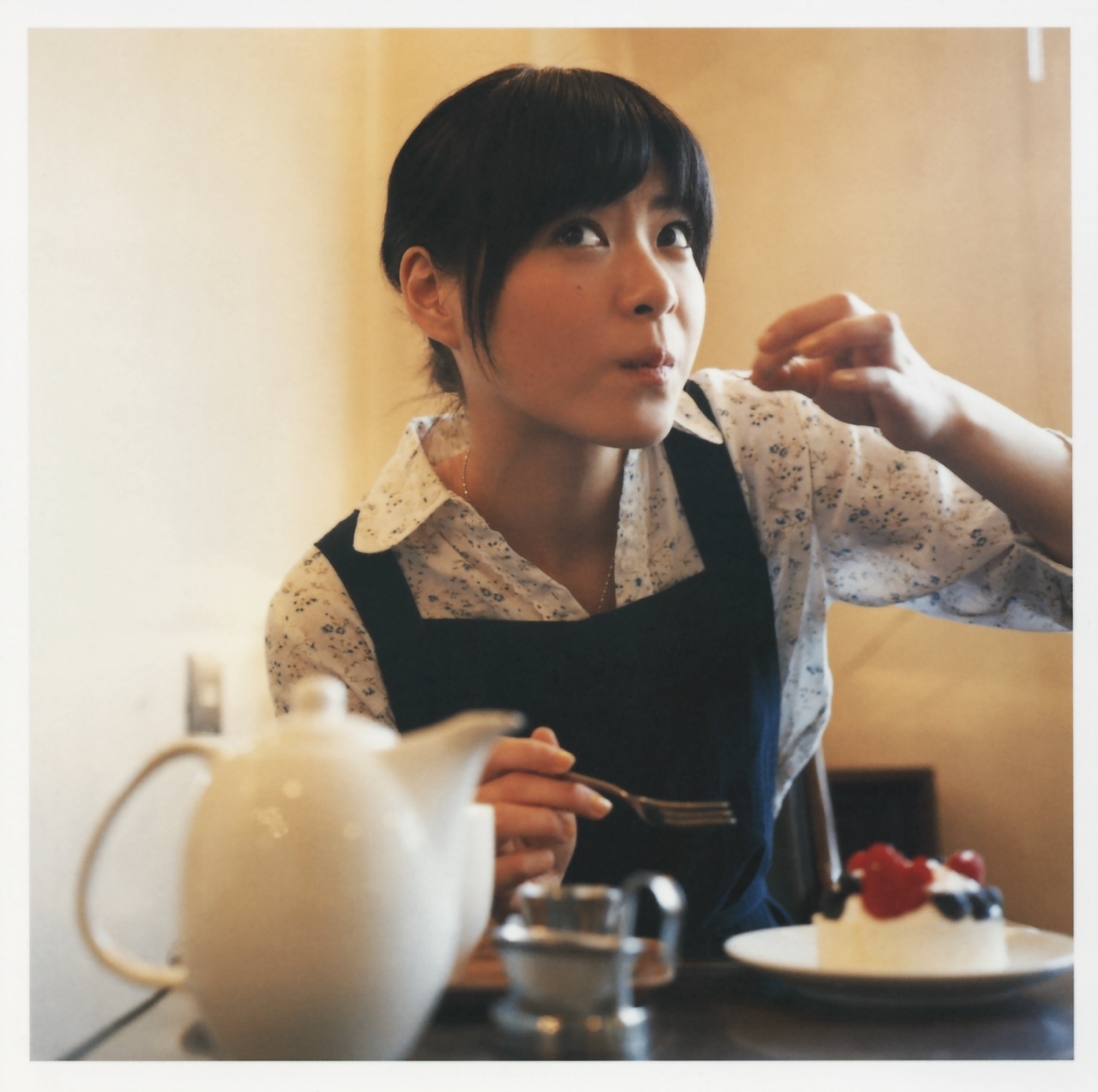 ueno juri, a piacere, highres, photo (medium), tagme, apron, blouse, kitchen, shirt