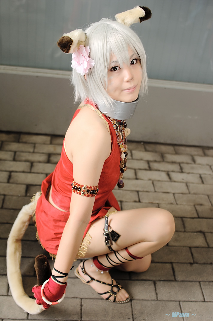 mithra (ff11), final fantasy, final fantasy xi, silver hair, photo (medium), animal ears, collar, cosplay, dog ears, fingerless gloves, gloves, halterneck, kikiwan, skirt, tail