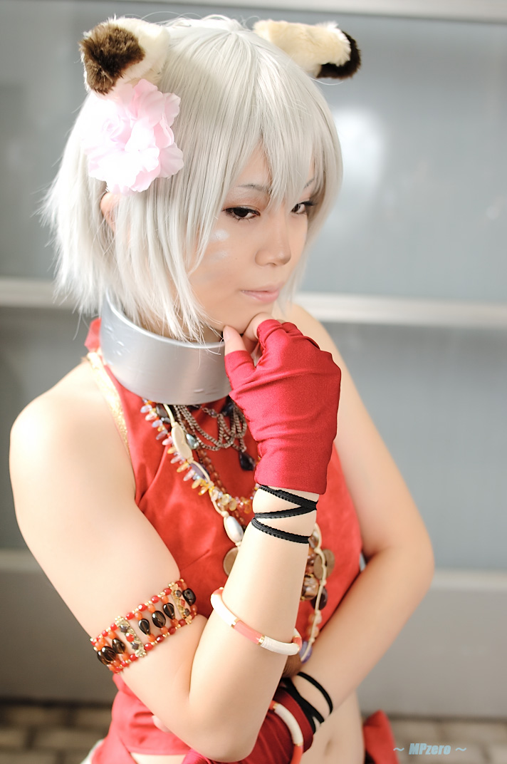 mithra (ff11), final fantasy, final fantasy xi, silver hair, photo (medium), animal ears, collar, cosplay, dog ears, fingerless gloves, gloves, halterneck, kikiwan, midriff, skirt