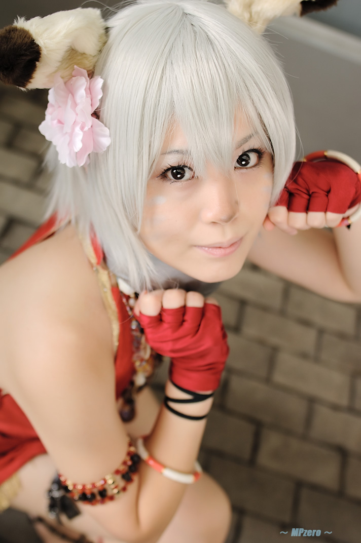 mithra (ff11), final fantasy, final fantasy xi, silver hair, photo (medium), animal ears, collar, cosplay, dog ears, fingerless gloves, gloves, halterneck, kikiwan, midriff, skirt