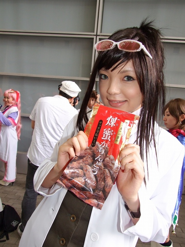 miasa, namada, ema skye, trucy wright, ace attorney, apollo justice ace attorney, capcom, photo (medium), 2boys, 3girls, asian, bag, black hair, blue eyes, color contacts, cosplay, dutch angle, ema skye (cosplay), eyewear on head, food, handbag, holding, lab coat, long hair, looking at viewer, multiple boys, multiple girls, outdoors, smile, solo focus, sunglasses, trucy wright (cosplay), vest