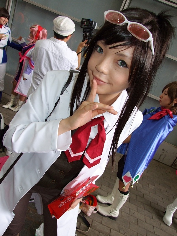 miasa, namada, ema skye, trucy wright, ace attorney, apollo justice ace attorney, capcom, photo (medium), 1boy, 4girls, asian, bag, black hair, blue eyes, color contacts, cosplay, dutch angle, ema skye (cosplay), eyewear on head, finger to mouth, handbag, lab coat, long hair, looking at viewer, multiple girls, outdoors, smile, solo focus, sunglasses, trucy wright (cosplay), vest