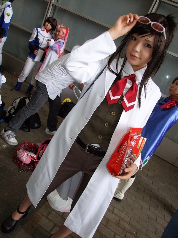 miasa, namada, ema skye, trucy wright, ace attorney, apollo justice ace attorney, capcom, photo (medium), 1boy, 4girls, asian, bag, black hair, blue eyes, color contacts, cosplay, dutch angle, ema skye (cosplay), eyewear on head, handbag, lab coat, long hair, looking at viewer, multiple girls, outdoors, solo focus, sunglasses, trucy wright (cosplay), vest