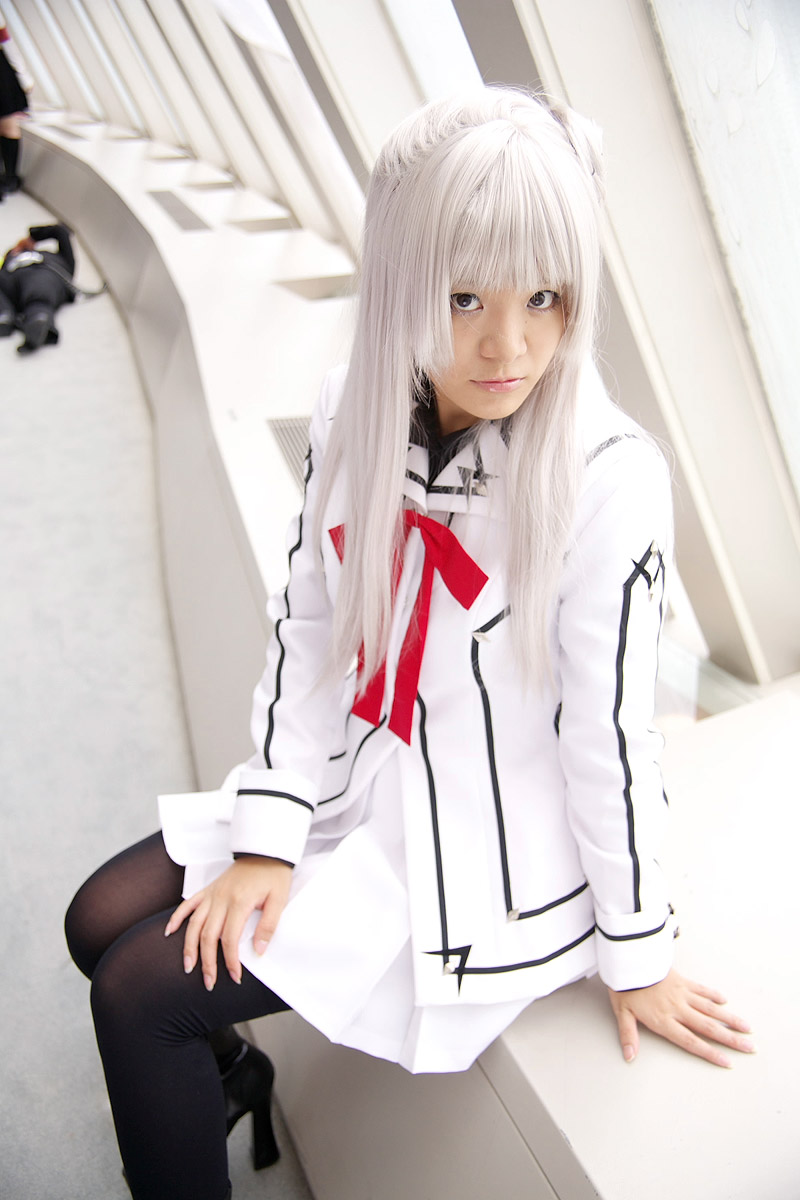 riori, kurenai maria, vampire knight, silver hair, highres, photo (medium), blazer, cosplay, pleated skirt, school uniform, skirt, thighhighs