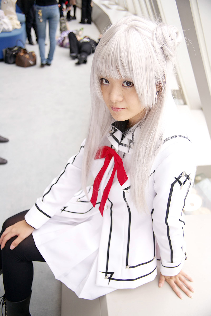 riori, kurenai maria, vampire knight, silver hair, highres, photo (medium), blazer, cosplay, pleated skirt, school uniform, skirt, thighhighs