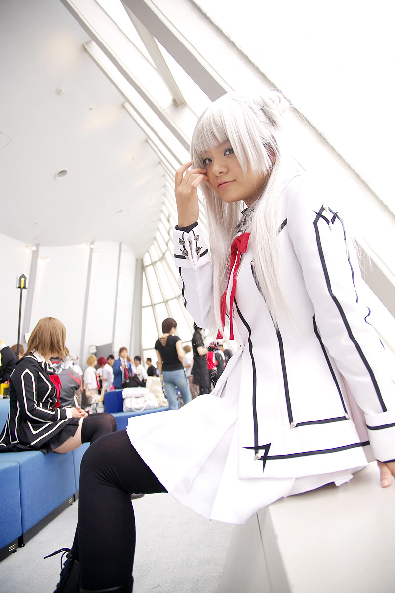 riori, kurenai maria, vampire knight, silver hair, highres, photo (medium), blazer, cosplay, pleated skirt, school uniform, skirt, thighhighs