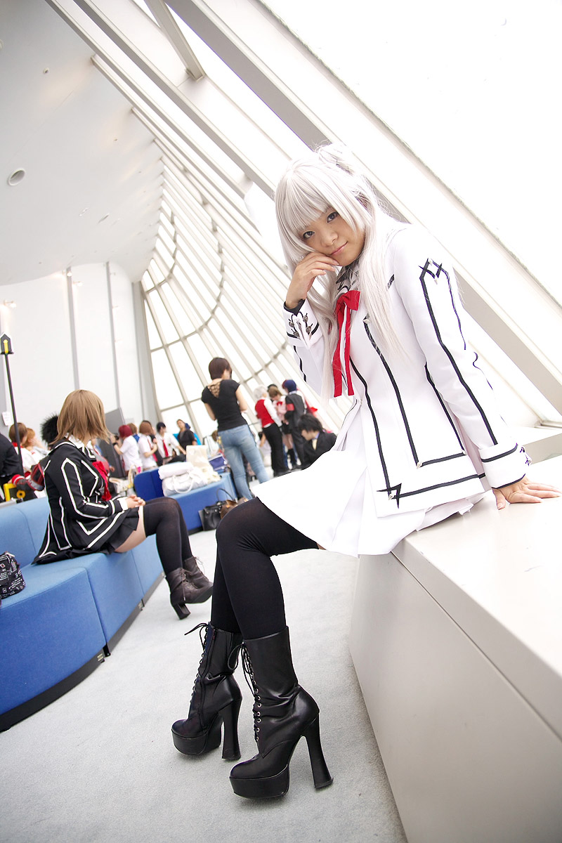 riori, kurenai maria, vampire knight, silver hair, highres, photo (medium), blazer, cosplay, pleated skirt, school uniform, skirt, thighhighs
