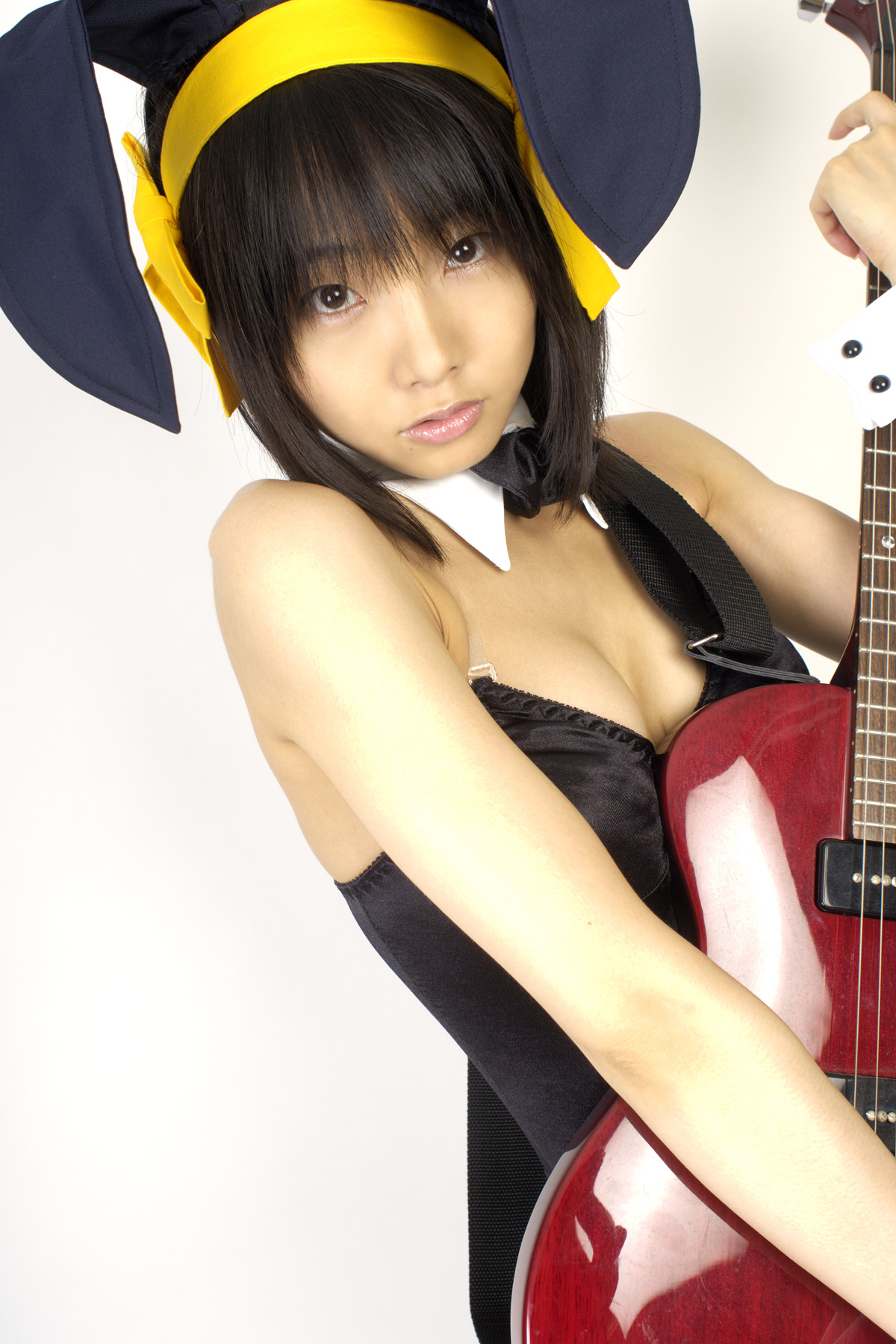 matsunaga ayaka, suzumiya haruhi, suzumiya haruhi no yuuutsu, fishnet legwear, highres, photo (medium), animal ears, asian, bow, bowtie, cosplay, costume, fake animal ears, fishnets, guitar, hair ribbon, instrument, leotard, playboy bunny, rabbit ears, ribbon, thighhighs