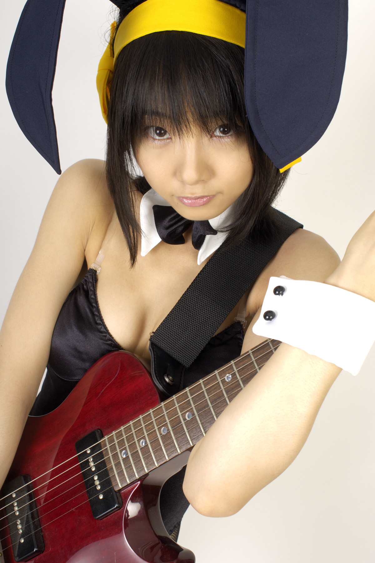matsunaga ayaka, suzumiya haruhi, suzumiya haruhi no yuuutsu, fishnet legwear, highres, photo (medium), animal ears, asian, bow, bowtie, cosplay, costume, fake animal ears, fishnets, guitar, hair ribbon, instrument, leotard, playboy bunny, rabbit ears, ribbon, thighhighs