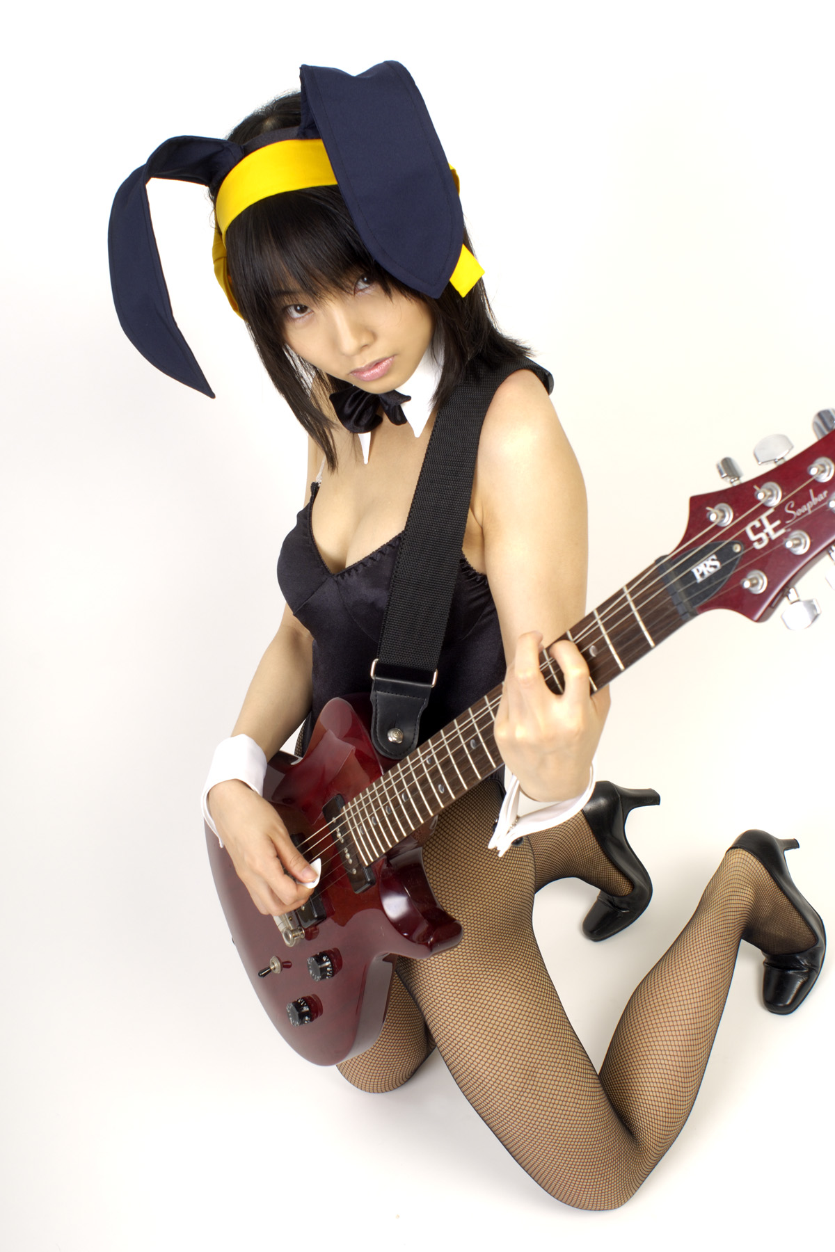 matsunaga ayaka, suzumiya haruhi, suzumiya haruhi no yuuutsu, fishnet legwear, highres, photo (medium), animal ears, asian, bow, bowtie, cosplay, costume, fake animal ears, fishnets, guitar, hair ribbon, instrument, leotard, playboy bunny, rabbit ears, ribbon, thighhighs