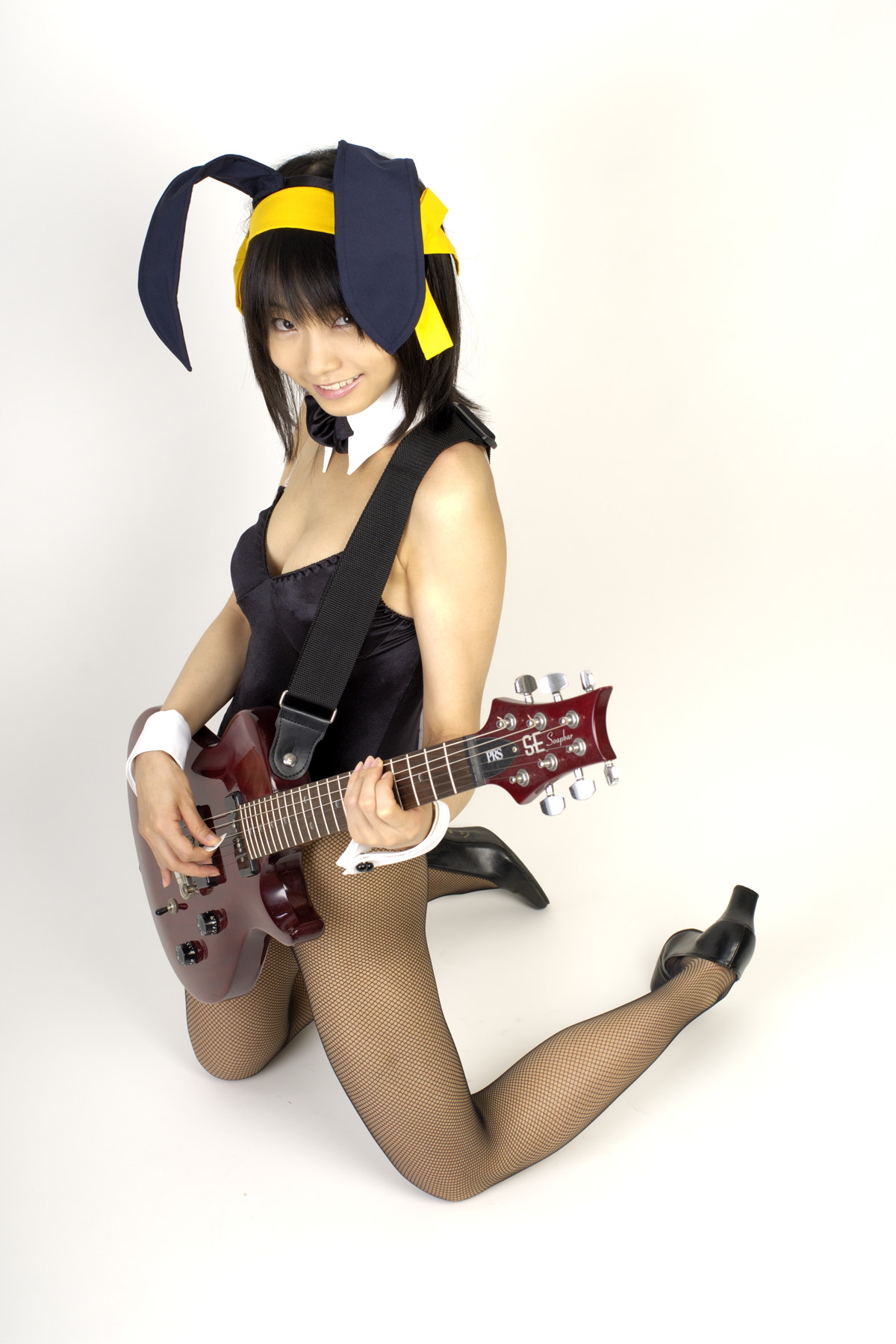 matsunaga ayaka, suzumiya haruhi, suzumiya haruhi no yuuutsu, fishnet legwear, highres, photo (medium), animal ears, asian, bow, bowtie, cosplay, costume, fake animal ears, fishnets, guitar, hair ribbon, instrument, leotard, playboy bunny, rabbit ears, ribbon, smile, thighhighs