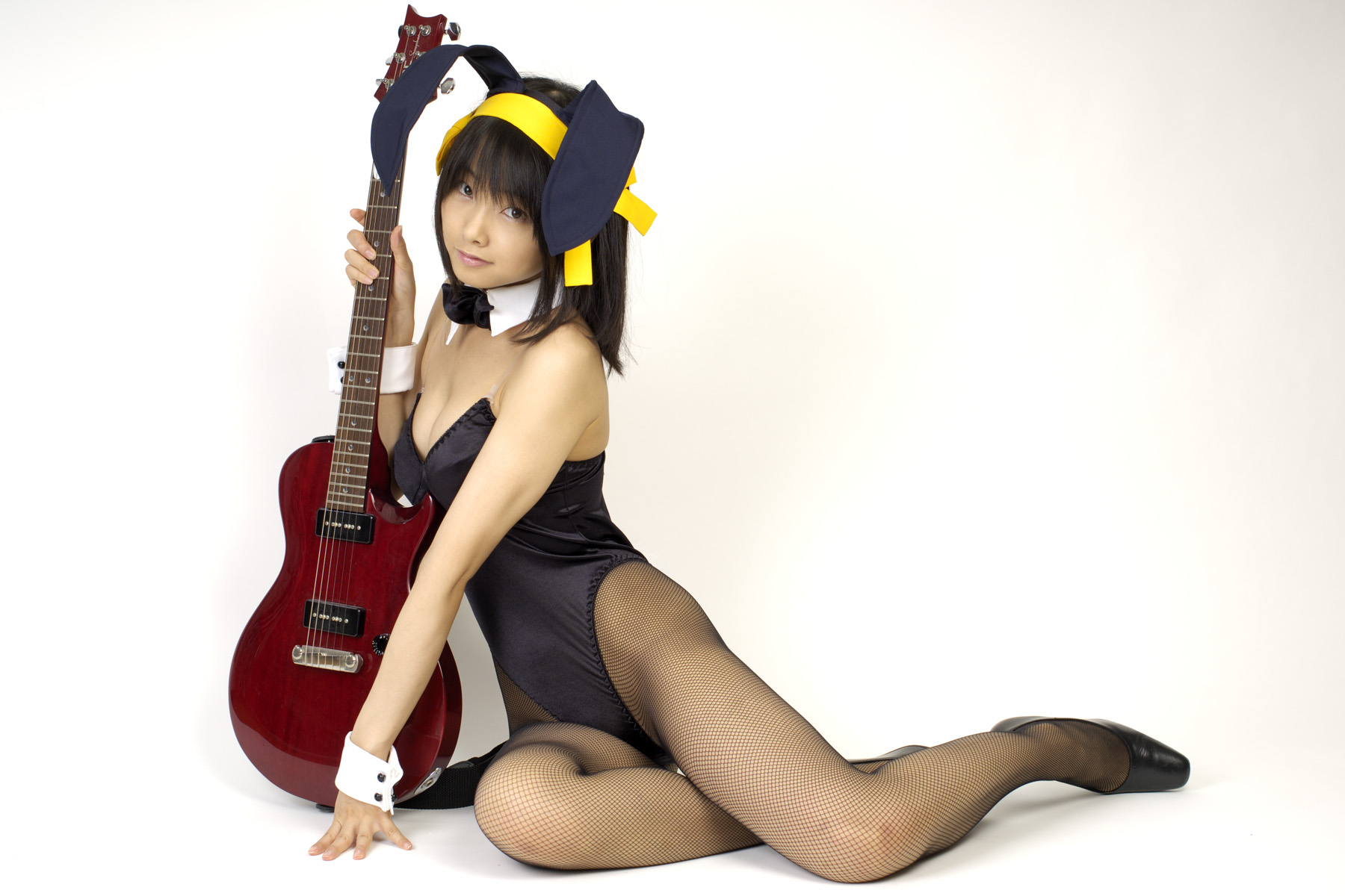 matsunaga ayaka, suzumiya haruhi, suzumiya haruhi no yuuutsu, fishnet legwear, highres, photo (medium), animal ears, asian, bow, bowtie, breasts, cleavage, cosplay, costume, fake animal ears, fishnets, guitar, hair ribbon, happy, instrument, leotard, playboy bunny, rabbit ears, ribbon, thighhighs