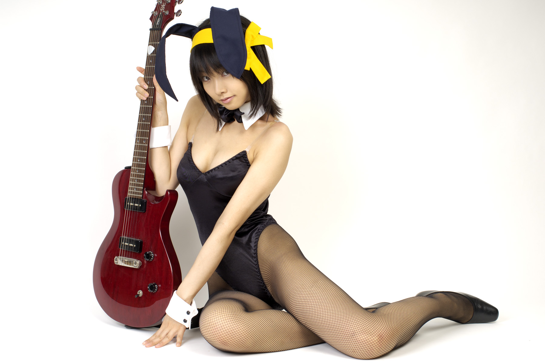 matsunaga ayaka, suzumiya haruhi, suzumiya haruhi no yuuutsu, fishnet legwear, highres, photo (medium), animal ears, asian, bow, bowtie, cosplay, costume, fake animal ears, fishnets, guitar, hair ribbon, instrument, leotard, playboy bunny, rabbit ears, ribbon, thighhighs