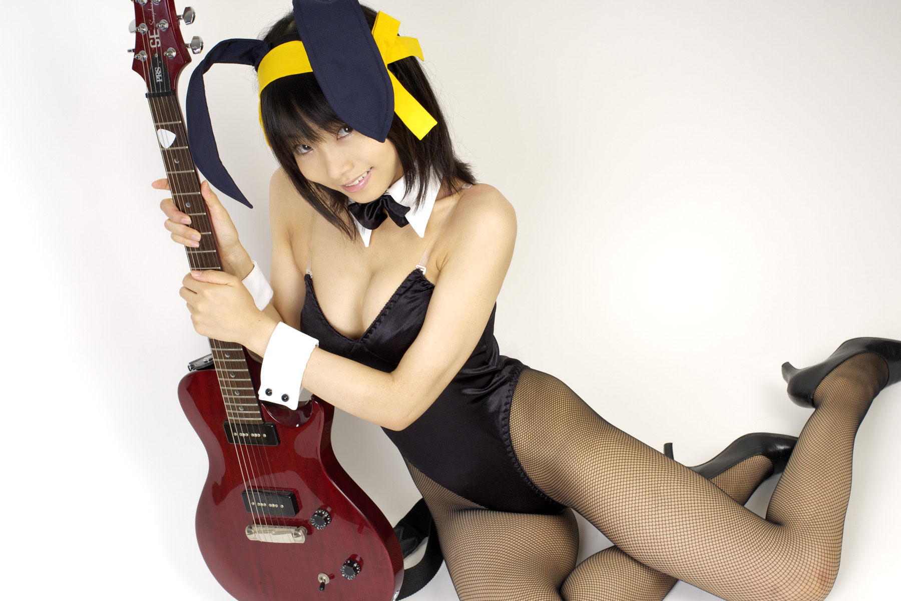 matsunaga ayaka, suzumiya haruhi, suzumiya haruhi no yuuutsu, fishnet legwear, highres, photo (medium), animal ears, asian, bow, bowtie, cosplay, costume, fake animal ears, fishnets, guitar, hair ribbon, instrument, leotard, playboy bunny, rabbit ears, ribbon, smile, thighhighs