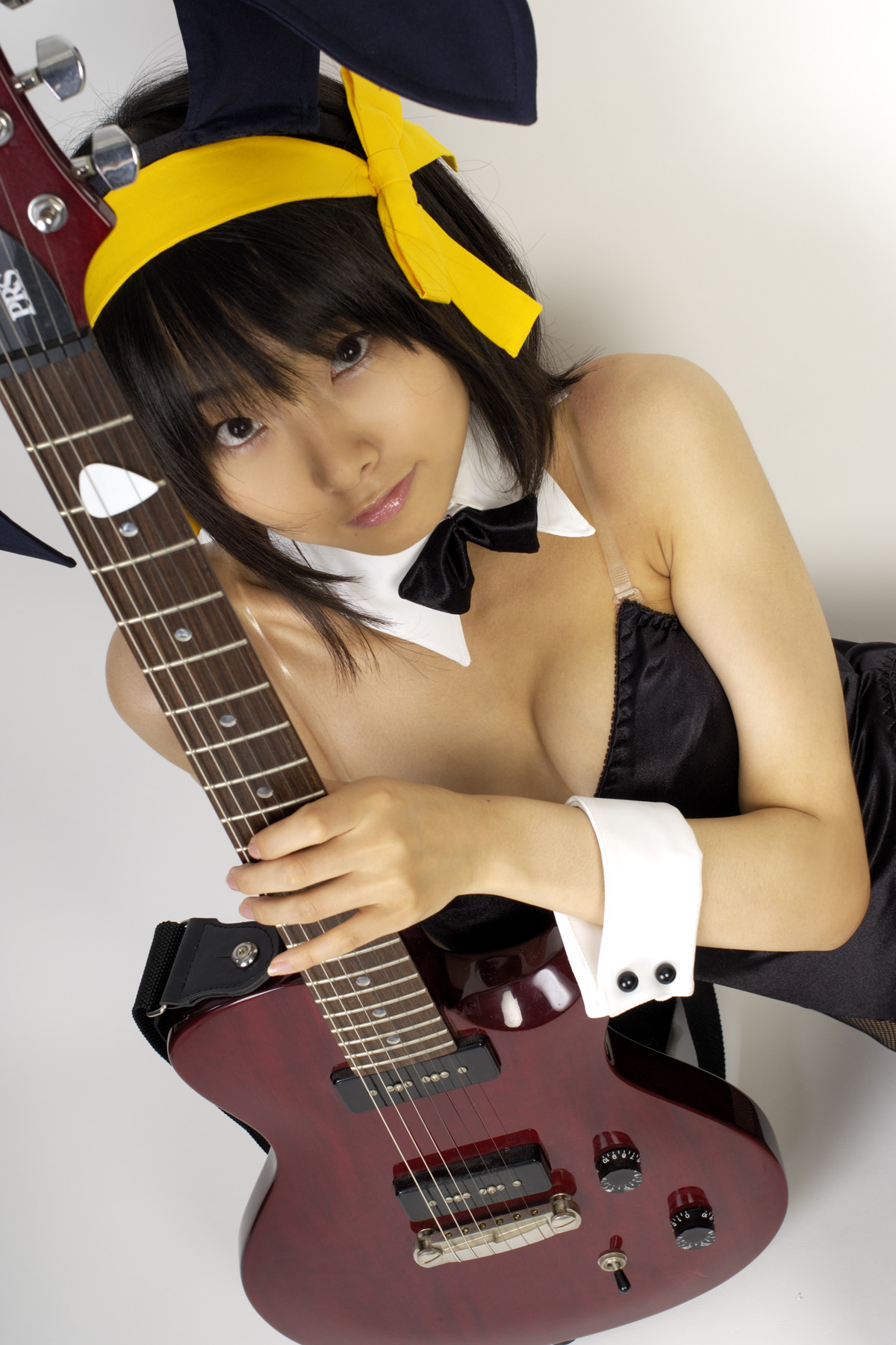 matsunaga ayaka, suzumiya haruhi, suzumiya haruhi no yuuutsu, fishnet legwear, highres, photo (medium), animal ears, asian, bow, bowtie, cosplay, costume, fake animal ears, fishnets, guitar, hair ribbon, instrument, leotard, playboy bunny, rabbit ears, ribbon, thighhighs