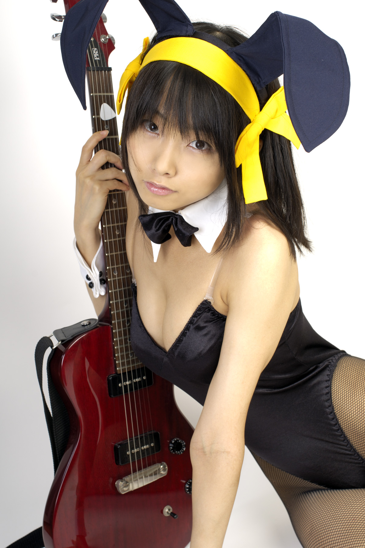 matsunaga ayaka, suzumiya haruhi, suzumiya haruhi no yuuutsu, fishnet legwear, highres, photo (medium), animal ears, asian, bow, bowtie, cosplay, costume, fake animal ears, fishnets, guitar, hair ribbon, instrument, leotard, playboy bunny, rabbit ears, ribbon, thighhighs