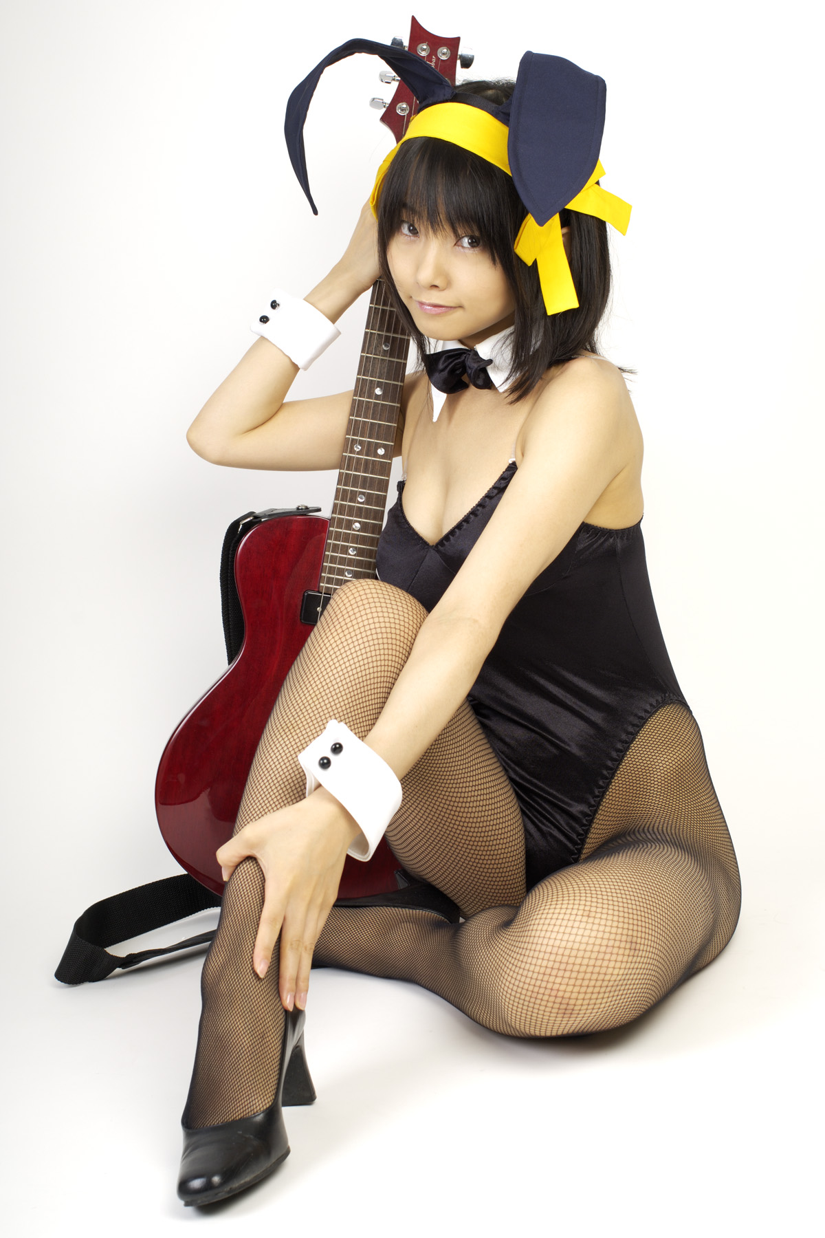 matsunaga ayaka, suzumiya haruhi, suzumiya haruhi no yuuutsu, fishnet legwear, highres, photo (medium), animal ears, asian, bow, bowtie, cosplay, costume, fake animal ears, fishnets, guitar, hair ribbon, instrument, leotard, playboy bunny, rabbit ears, ribbon, thighhighs