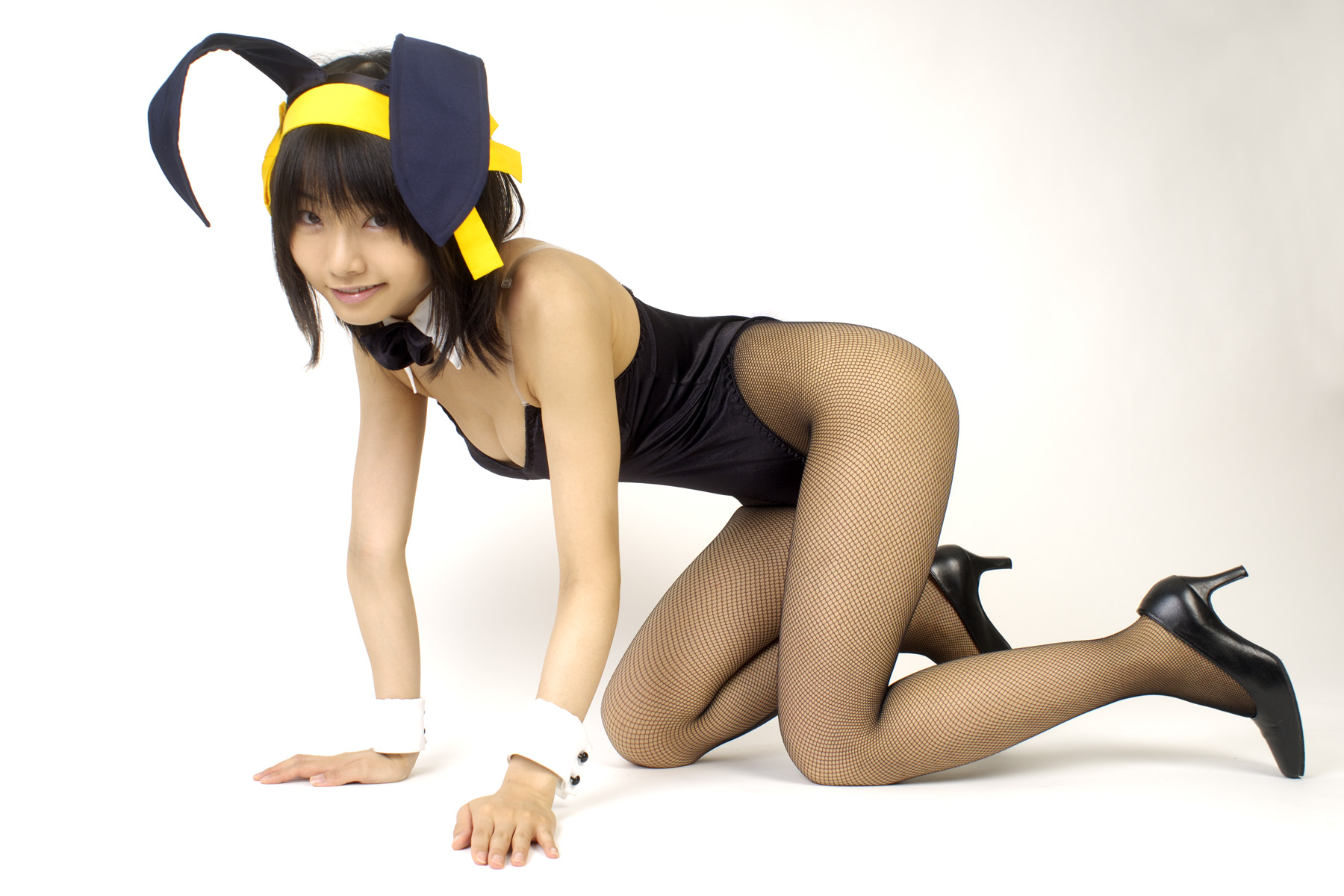 matsunaga ayaka, suzumiya haruhi, suzumiya haruhi no yuuutsu, fishnet legwear, highres, photo (medium), animal ears, asian, bow, bowtie, cosplay, costume, fake animal ears, fishnets, hair ribbon, leotard, playboy bunny, rabbit ears, ribbon, smile, thighhighs