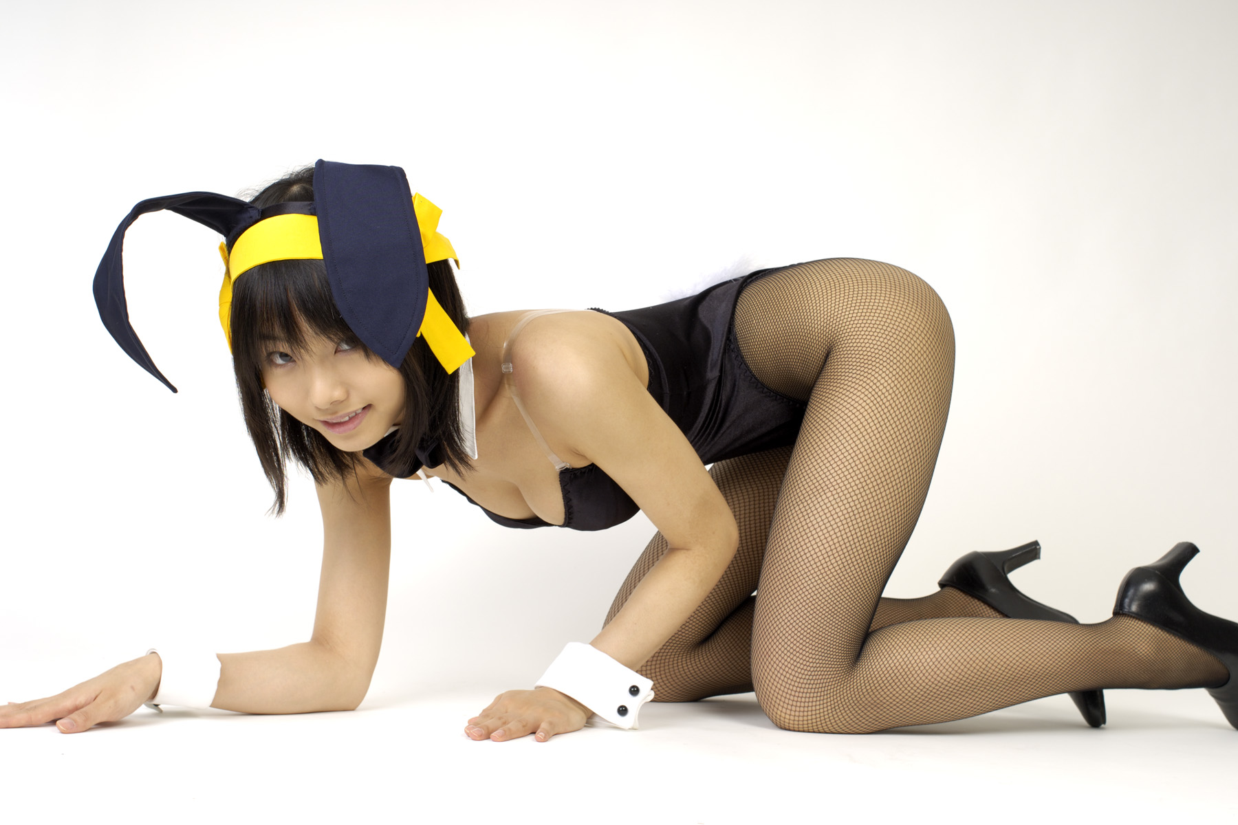 matsunaga ayaka, suzumiya haruhi, suzumiya haruhi no yuuutsu, fishnet legwear, highres, photo (medium), animal ears, asian, bow, bowtie, breasts, cleavage, cosplay, costume, fake animal ears, fishnets, hair ribbon, leotard, playboy bunny, rabbit ears, ribbon, smile, thighhighs