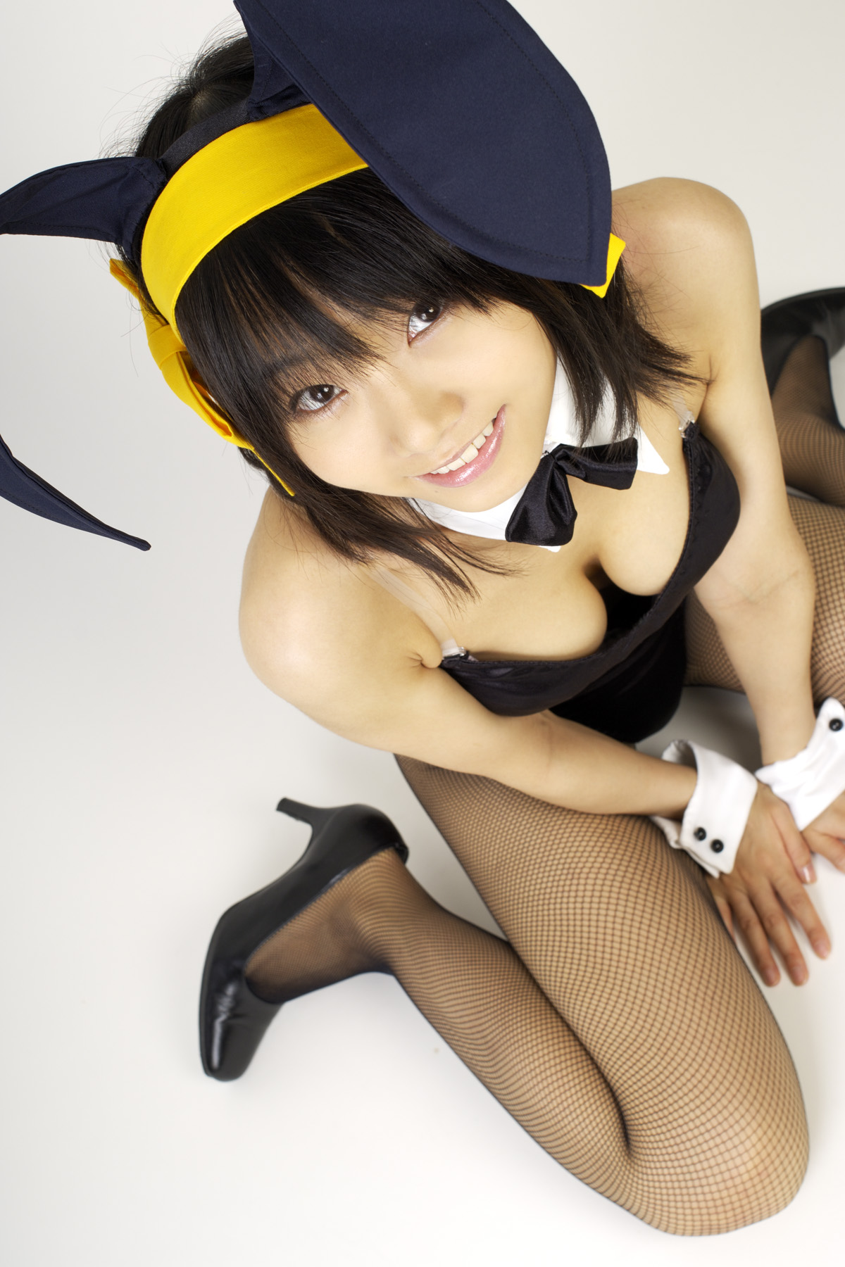 matsunaga ayaka, suzumiya haruhi, suzumiya haruhi no yuuutsu, fishnet legwear, highres, photo (medium), animal ears, asian, bow, bowtie, breasts, cleavage, cosplay, costume, fake animal ears, fishnets, hair ribbon, happy, leotard, playboy bunny, rabbit ears, ribbon, smile, thighhighs