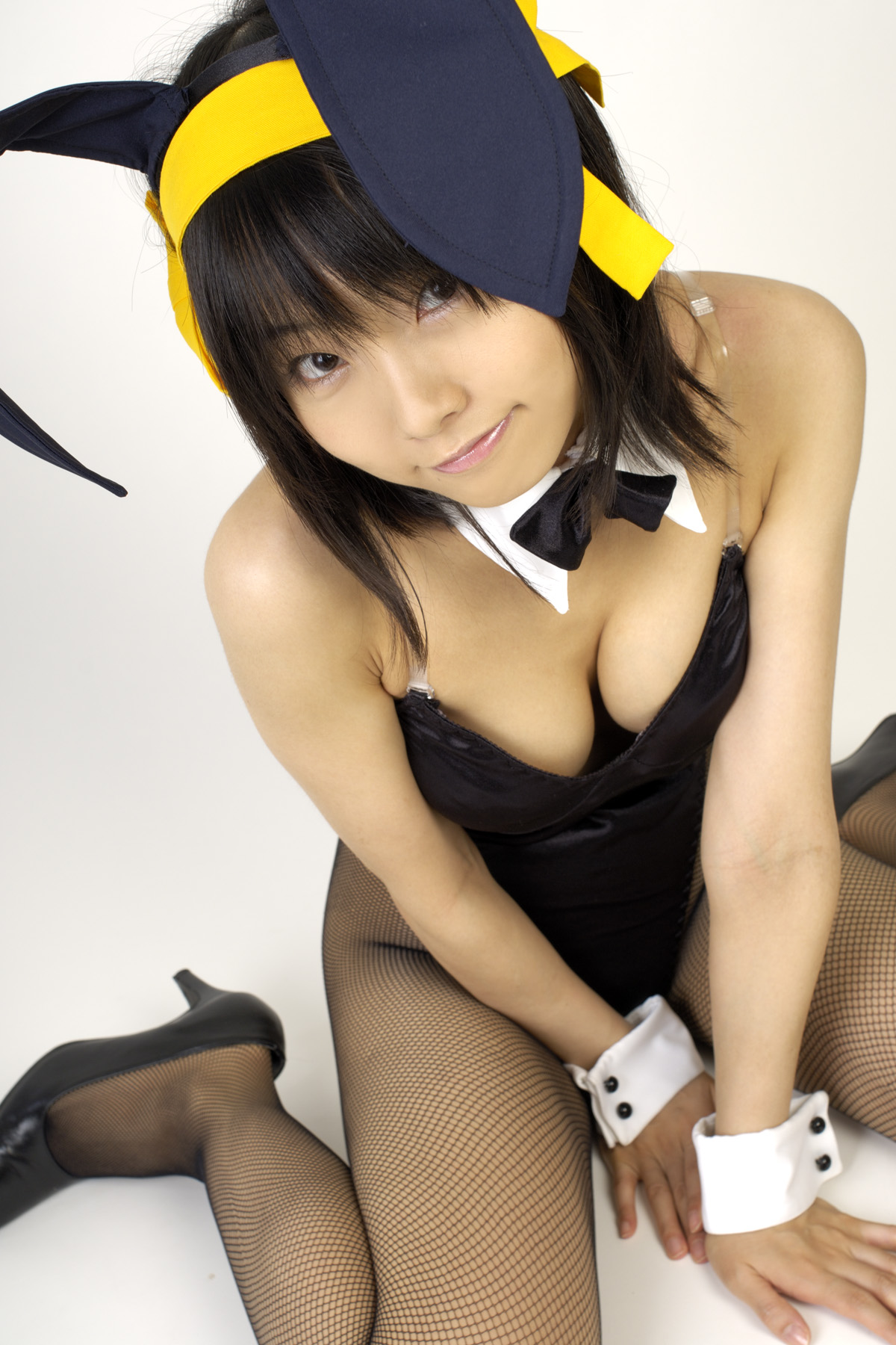 matsunaga ayaka, suzumiya haruhi, suzumiya haruhi no yuuutsu, fishnet legwear, highres, photo (medium), animal ears, asian, bow, bowtie, breasts, cleavage, cosplay, costume, fake animal ears, fishnets, hair ribbon, happy, leotard, playboy bunny, rabbit ears, ribbon, thighhighs