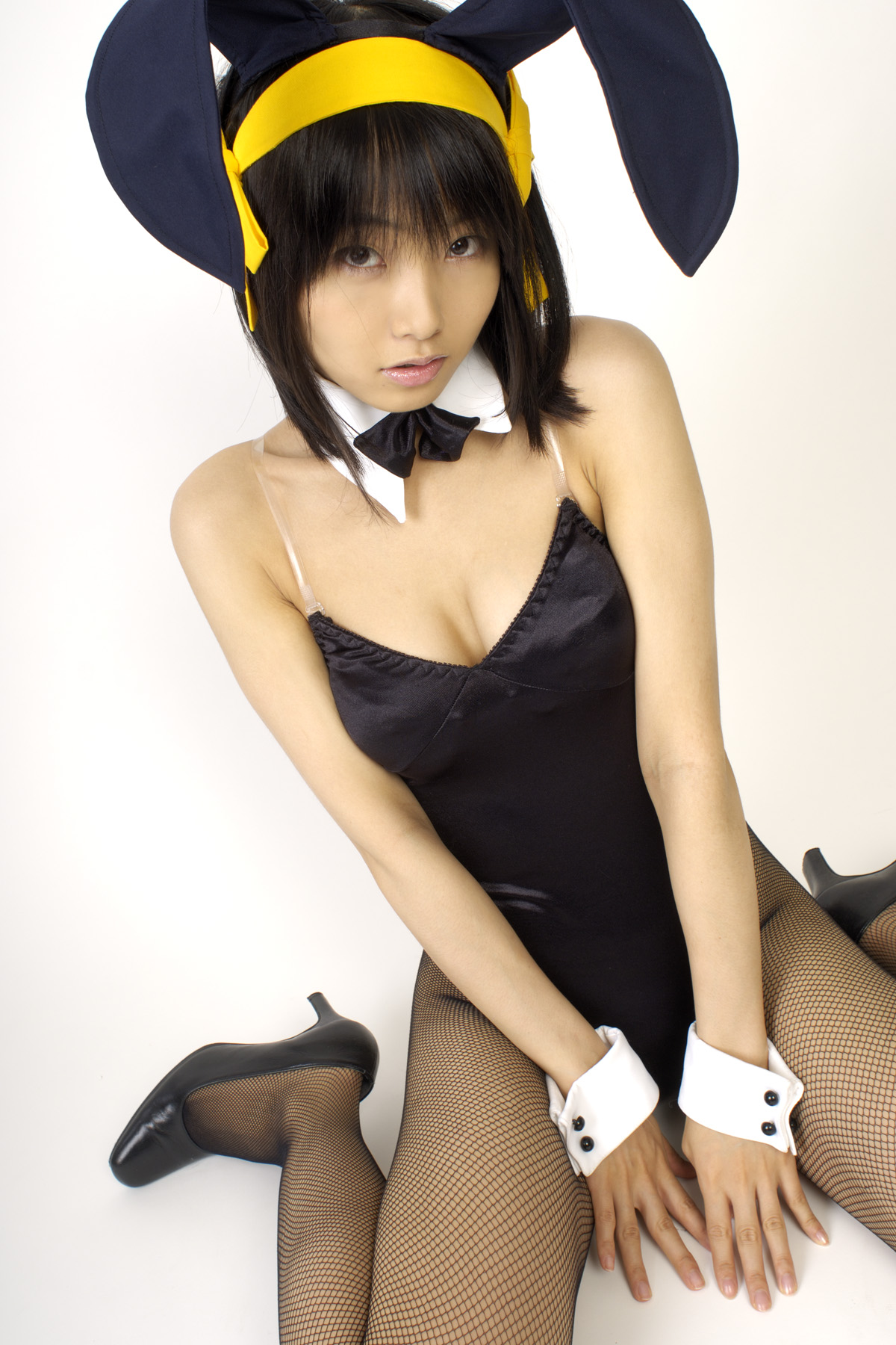 matsunaga ayaka, suzumiya haruhi, suzumiya haruhi no yuuutsu, fishnet legwear, highres, photo (medium), animal ears, asian, bow, bowtie, cosplay, costume, fake animal ears, fishnets, hair ribbon, leotard, playboy bunny, rabbit ears, ribbon, thighhighs