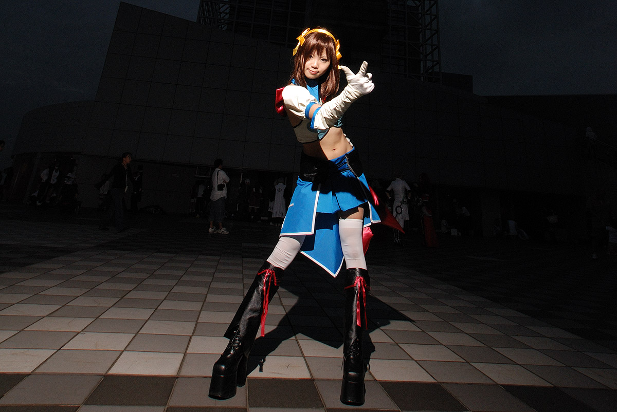 taku anko, suzumiya haruhi, suzumiya haruhi no tomadoi, suzumiya haruhi no yuuutsu, photo (medium), boots, cape, cosplay, elbow gloves, gloves, hair ribbon, halterneck, midriff, pleated skirt, ribbon, skirt, thighhighs