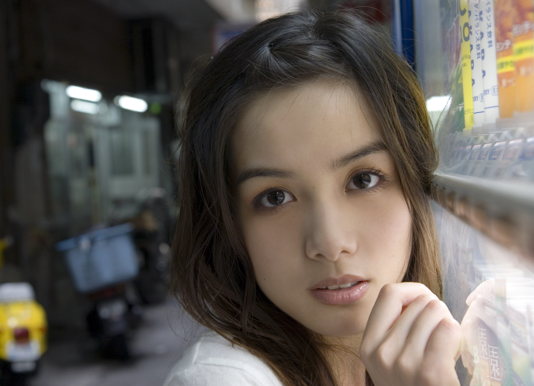 rola chung, highres, photo (medium), tagme, shirt, t-shirt