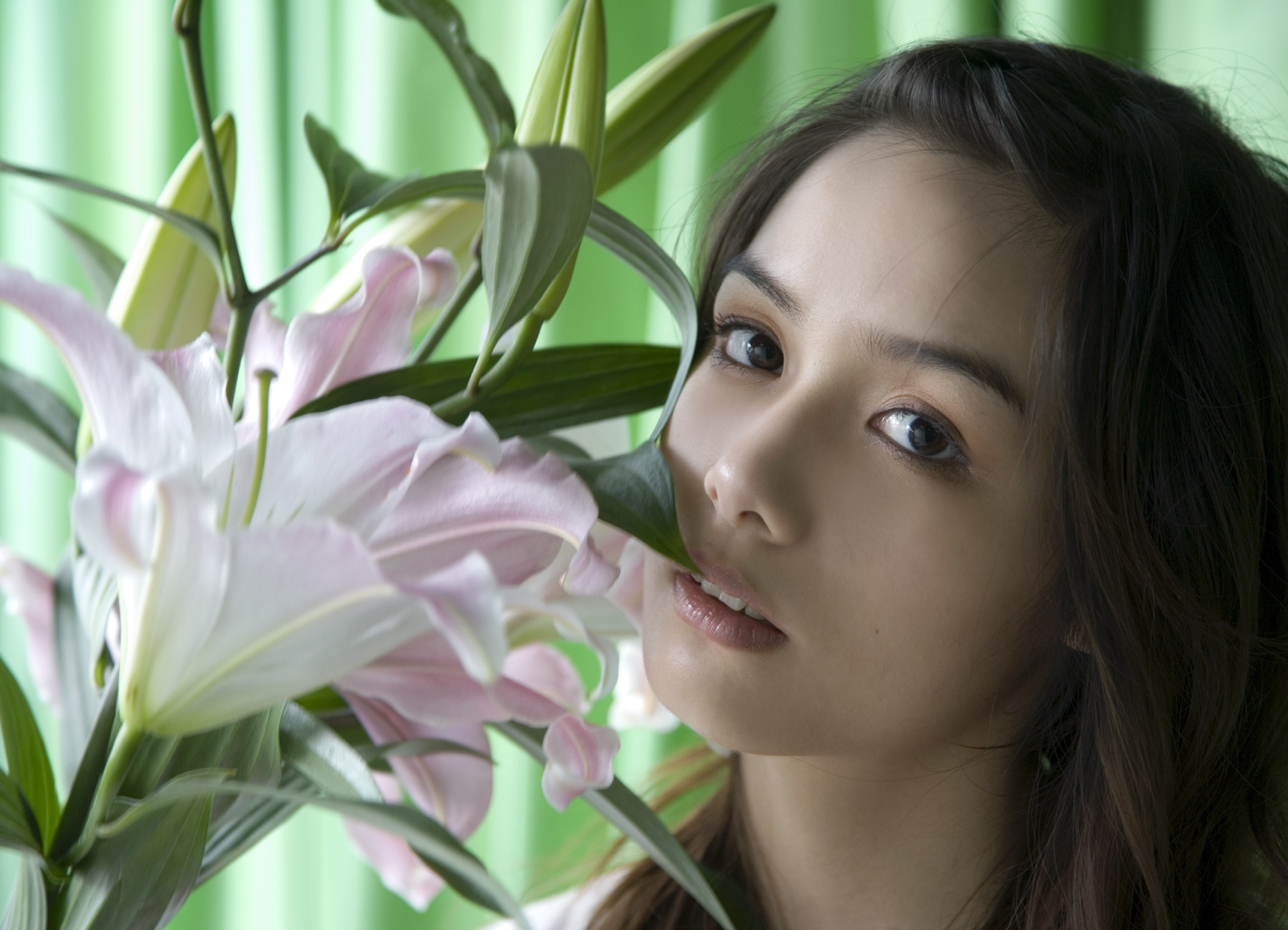 rola chung, highres, photo (medium), tagme, flower, shirt, t-shirt