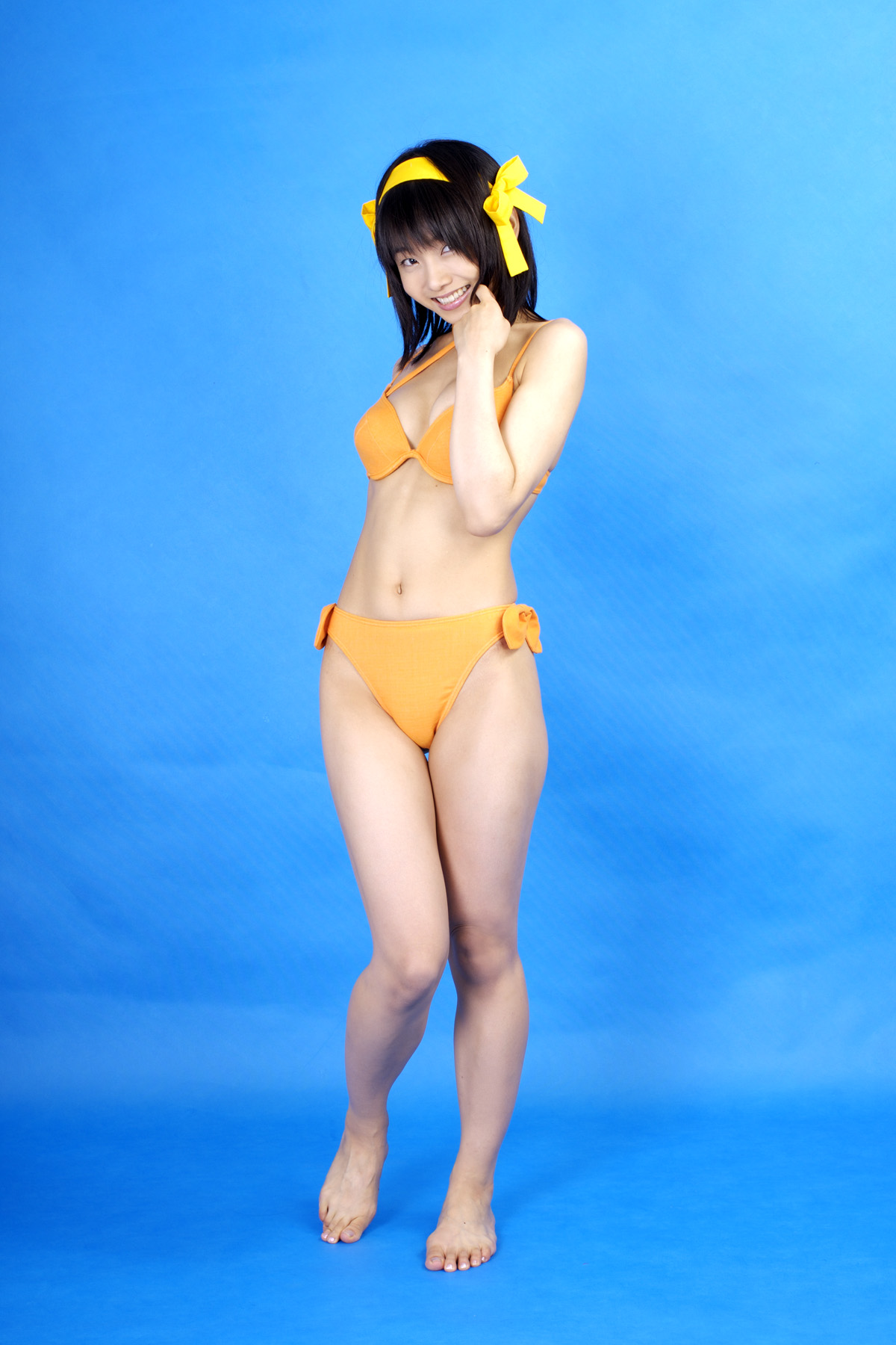 matsunaga ayaka, suzumiya haruhi, suzumiya haruhi no yuuutsu, highres, photo (medium), asian, barefoot, bikini, cosplay, feet, flat chest, hair ribbon, happy, ribbon, side-tie bikini bottom, smile, swimsuit, toes