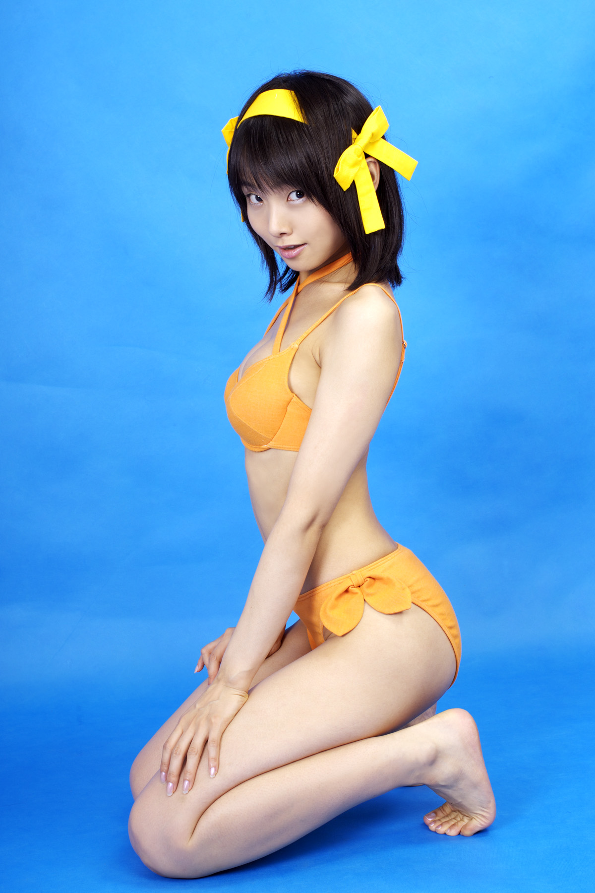 matsunaga ayaka, suzumiya haruhi, suzumiya haruhi no yuuutsu, highres, photo (medium), asian, barefoot, bikini, cosplay, feet, fingernails, flat chest, hair ribbon, happy, kneeling, nail (hardware), ribbon, side-tie bikini bottom, swimsuit, toes