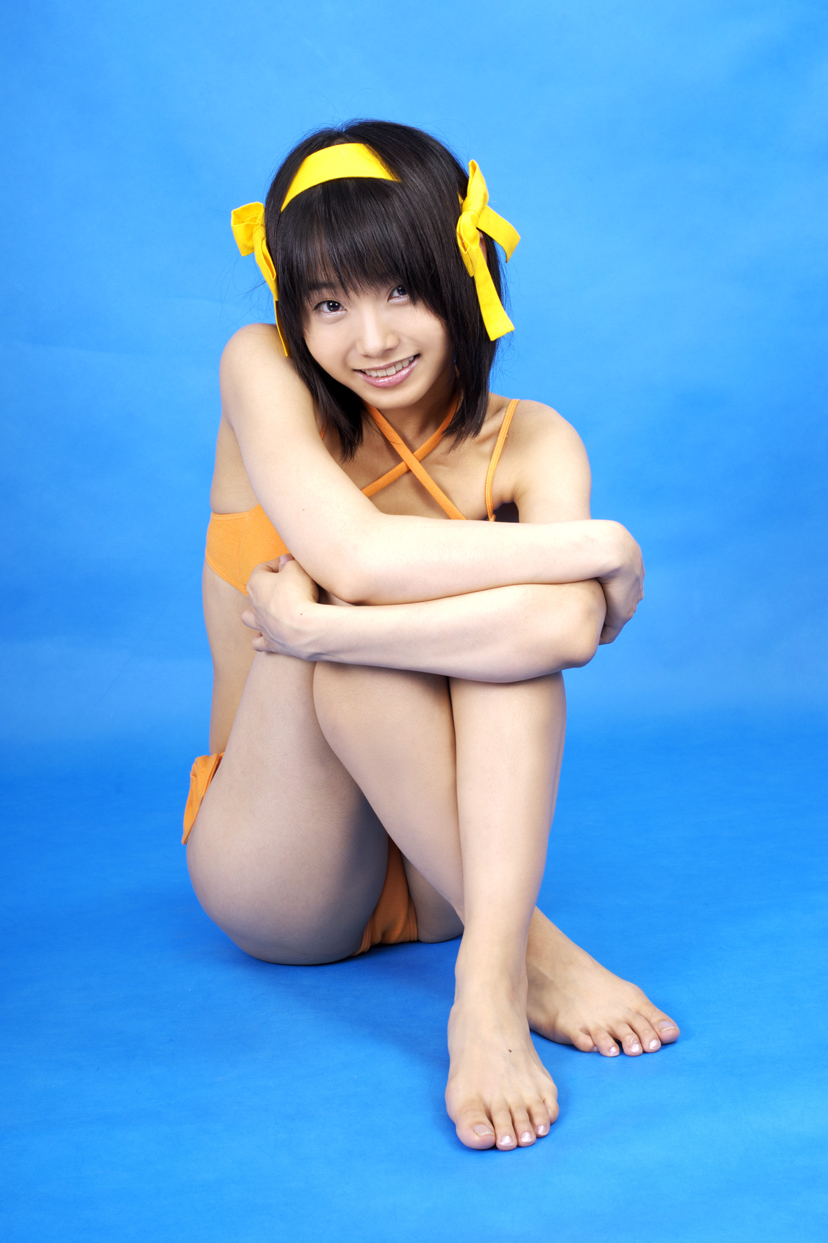 matsunaga ayaka, suzumiya haruhi, suzumiya haruhi no yuuutsu, highres, photo (medium), asian, barefoot, bikini, cosplay, feet, hair ribbon, happy, ribbon, side-tie bikini bottom, smile, swimsuit, toes