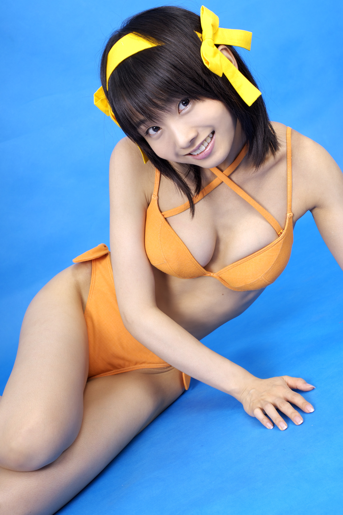 matsunaga ayaka, suzumiya haruhi, suzumiya haruhi no yuuutsu, highres, photo (medium), asian, bikini, cosplay, flat chest, hair ribbon, happy, ribbon, side-tie bikini bottom, smile, swimsuit