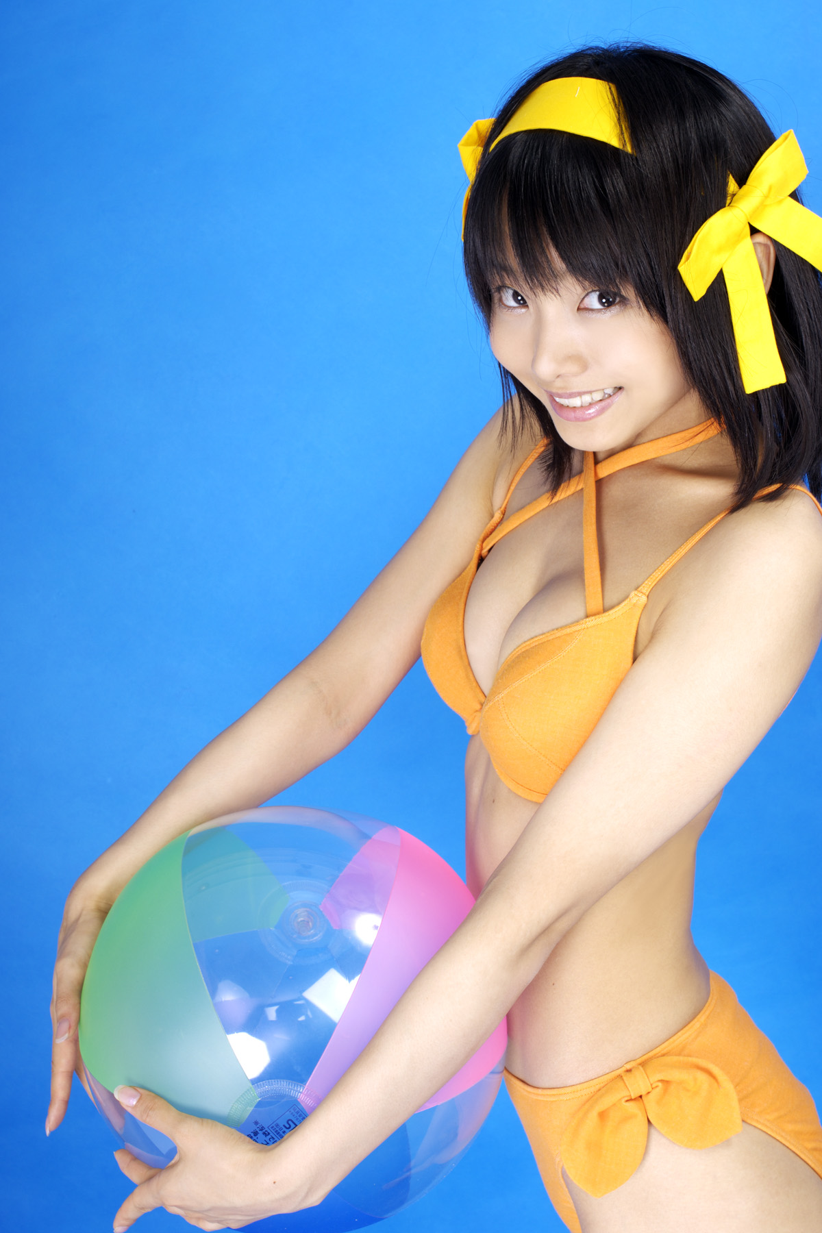 matsunaga ayaka, suzumiya haruhi, suzumiya haruhi no yuuutsu, highres, photo (medium), asian, ball, beachball, bikini, cosplay, flat chest, hair ribbon, happy, ribbon, side-tie bikini bottom, smile, swimsuit